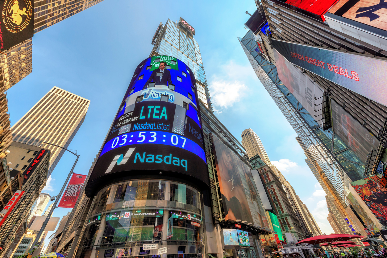 Μικρά κέρδη και νέο ρεκόρ για τον Dow Jones – Σημαντικές απώλειες για τον Nasdaq