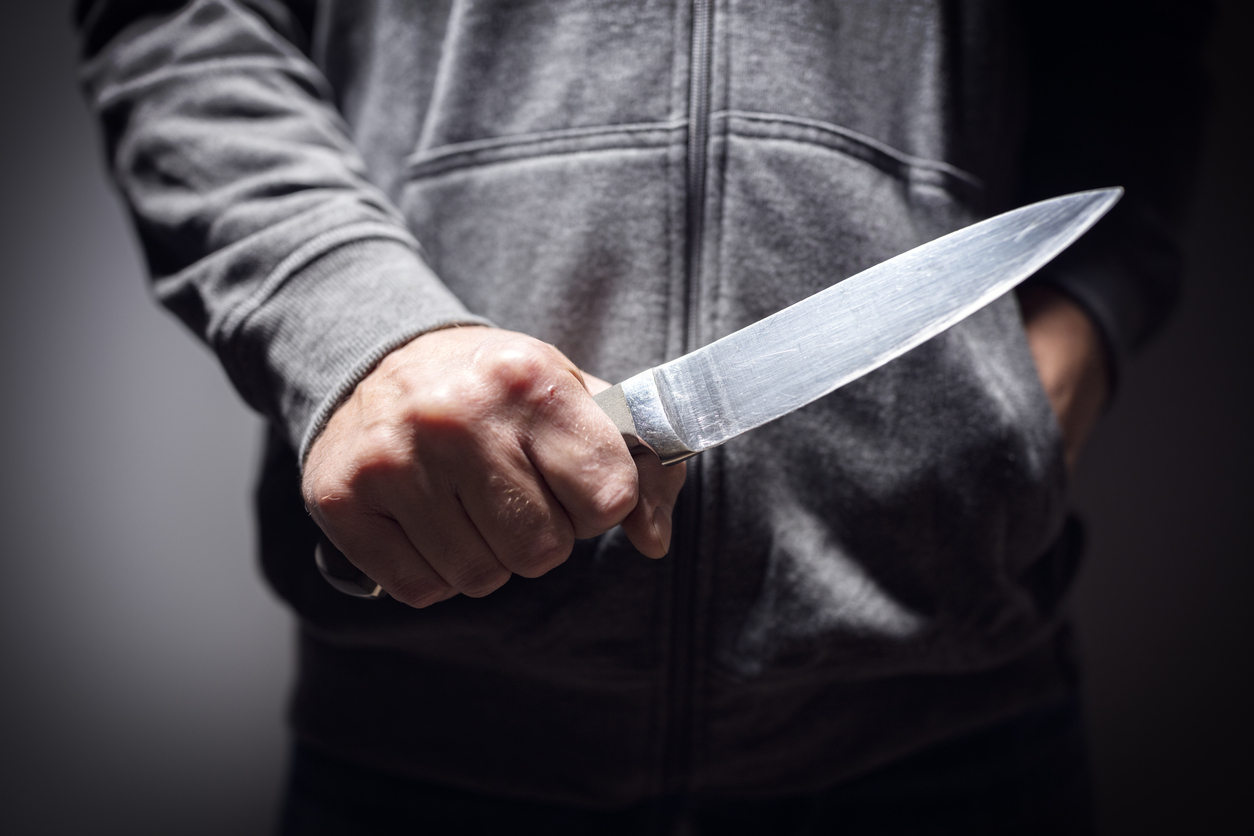 Νίκαια: Τον πλησίασε με ένα τεράστιο μαχαίρι και του ζήτησε το πορτοφόλι του – Εκείνος αρνήθηκε και βρέθηκε στο Θριάσιο