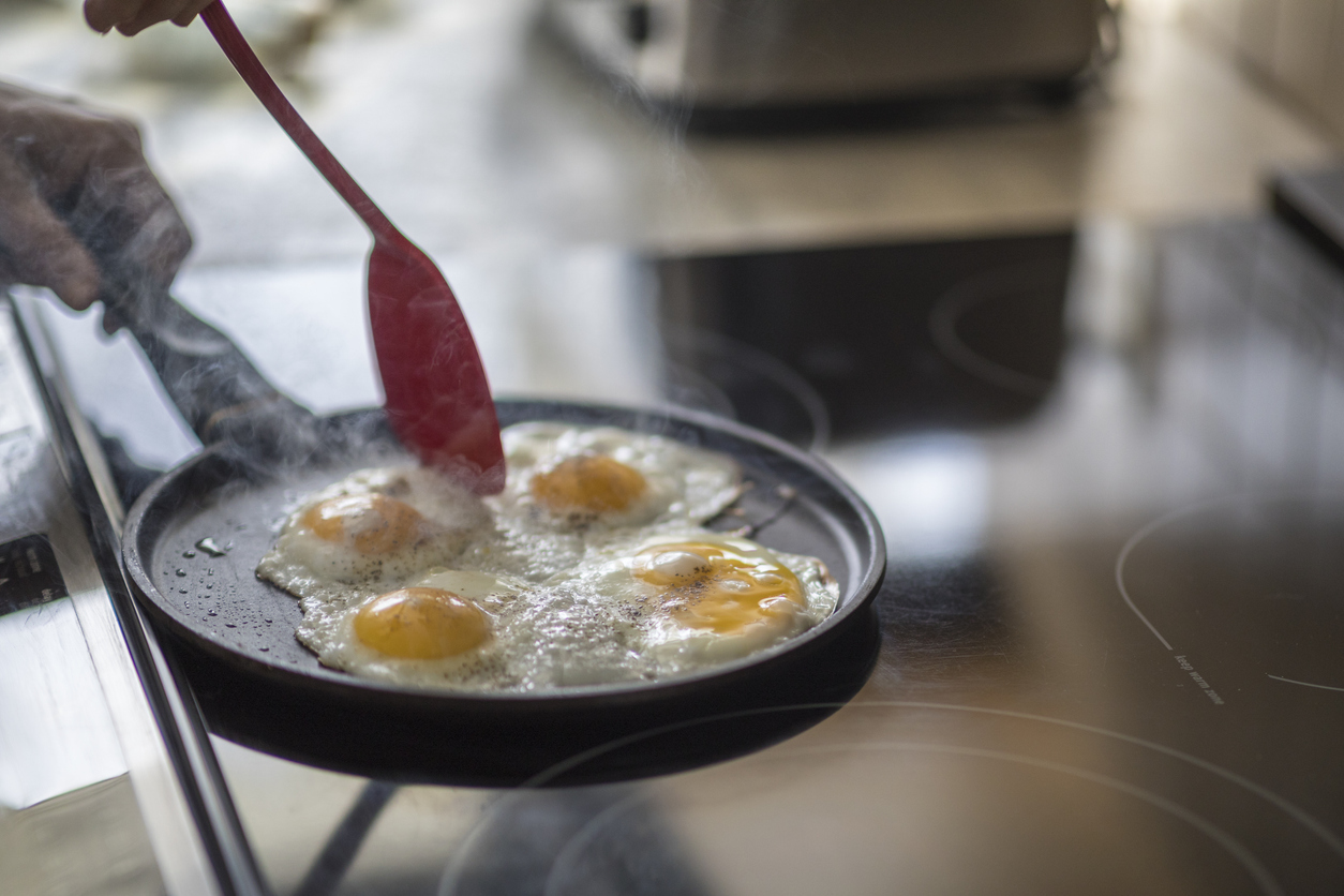 Έτσι γίνονται πιο υγιεινά τα αυγά: Το λάθος στο μαγείρεμα που ίσως κάνετε κι εσείς