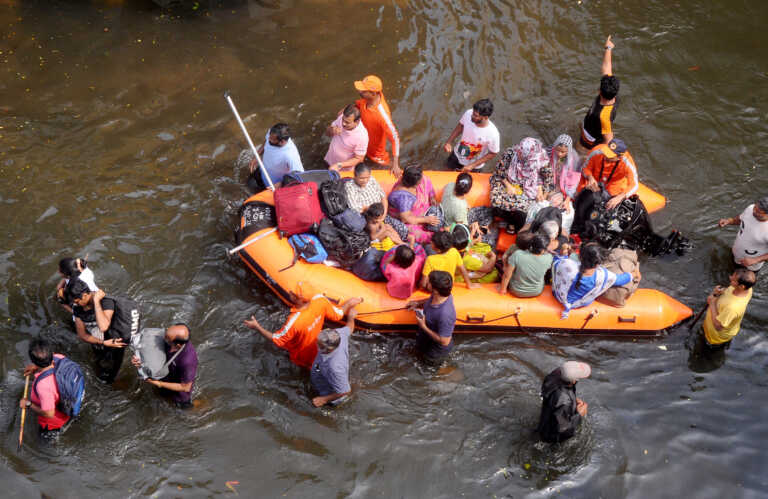 Ινδία: Τουλάχιστον 14 νεκροί και εκατοντάδες εγκλωβισμένοι από τις πλημμύρες που προκάλεσε ο κυκλώνας Μιτσάουνγκ