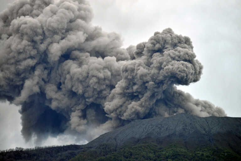 Τουλάχιστον 11 ορειβάτες νεκροί από έκρηξη ηφαιστείου στην Ινδονησία - Απόκοσμες εικόνες