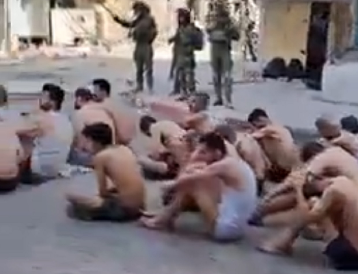 Ισραήλ: Βίντεο δείχνουν τρομοκράτες της Χαμάς να παραδίδονται γυμνοί
