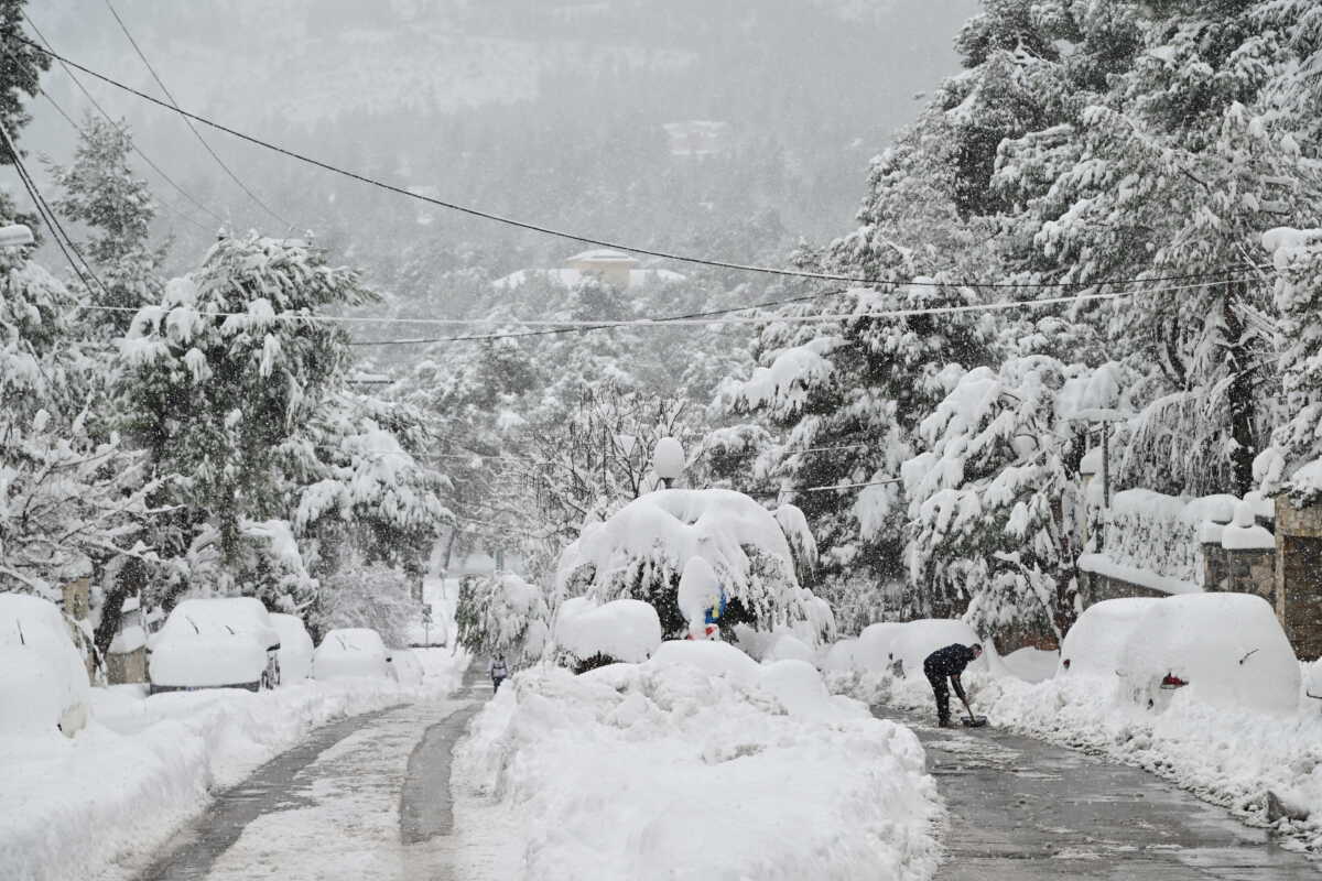 Χιονόπτωση στην περιοχή του Διονύσου Αττικής, Δευτέρα 6 Φεβρουαρίου 2023. Σε πλήρη εξέλιξη βρίσκεται η κακοκαιρία Μπάρμπαρα, που έχει επηρεάσει τη χώρα από το βράδυ του Σαββάτου (4
(ΜΙΧΑΛΗΣ ΚΑΡΑΓΙΑΝΝΗΣ