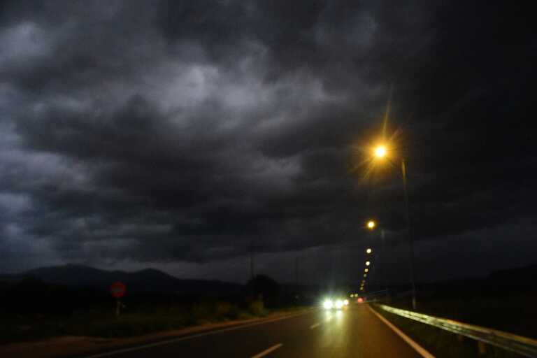 Με μεταβολή - εξπρες του καιρού ξημερώνει η Δευτέρα - Σε ποιες περιοχές θα φτάσουν πρώτα οι καταιγίδες και τα μποφόρ