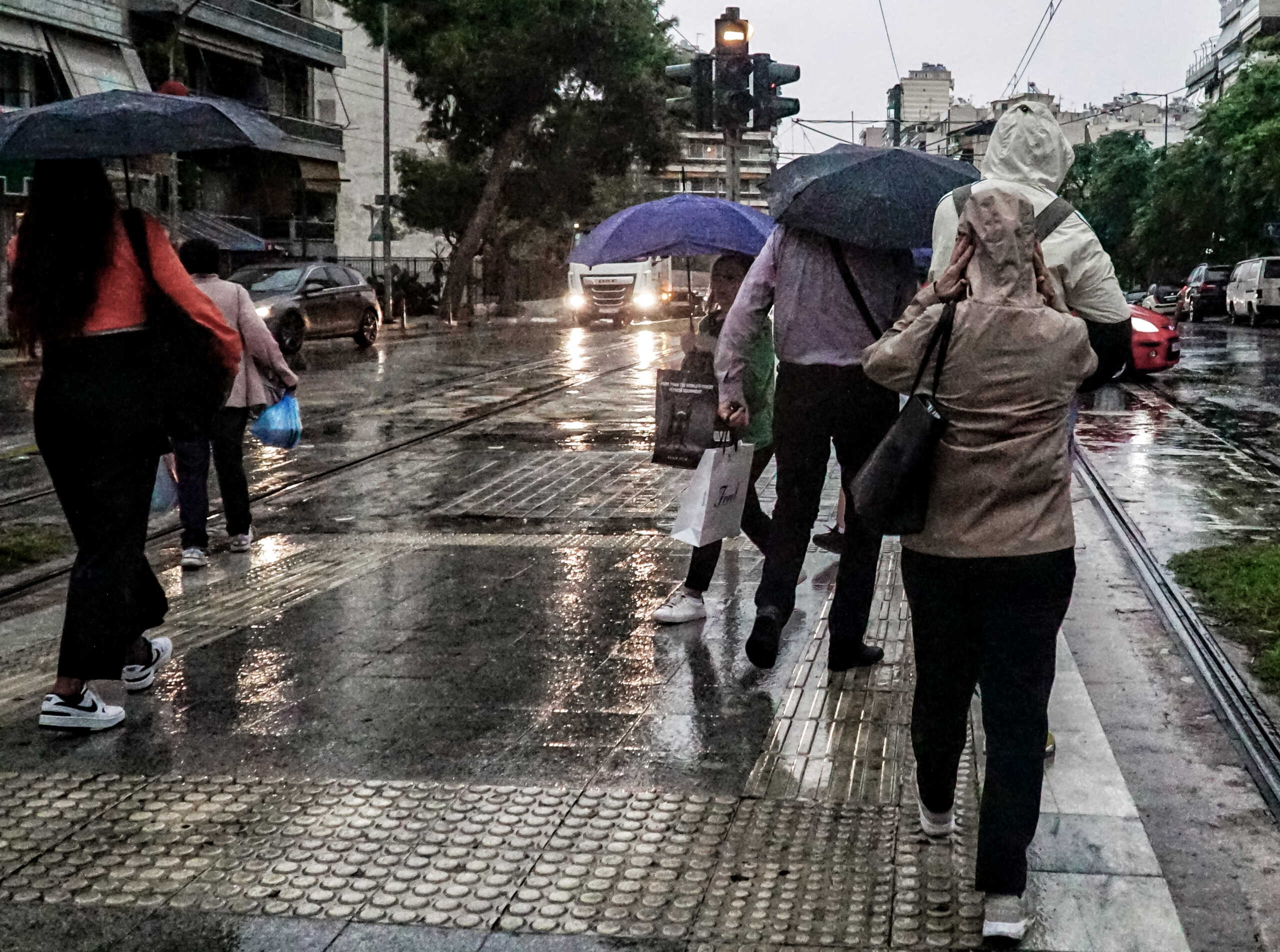 Καιρός: Βροχές και καταιγίδες από τα ξημερώματα στην Αττική – Πού θα πέσουν χιόνια