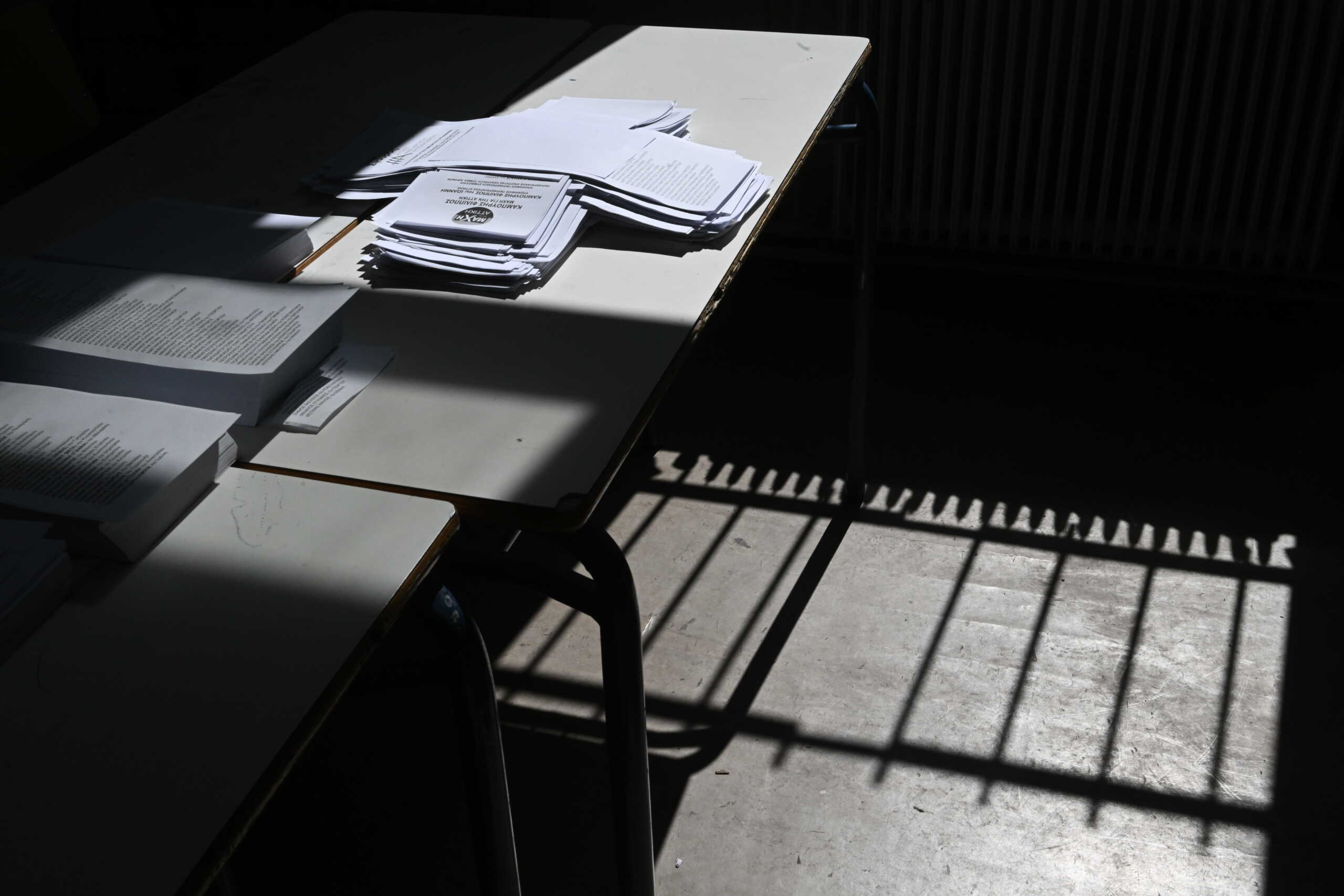 Στιγμιότυπο από την ψηφοφορία για τις δημοτικές και περιφερειακές εκλογές σε εκλογικό τμήμα του Βύρωνα Αττικής, Κυριακή 8 Οκτωβρίου 2023. 
(ΤΑΤΙΑΝΑ ΜΠΟΛΑΡΗ
