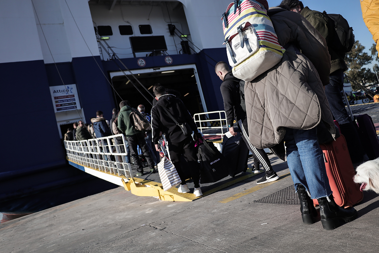 Στιγμιότυπο από το λιμάνι του Πειραιά το πρωί της Μεγάλης Πέμπτης 13 Απριλίου 2023. Από το λιμάνι του Πειραιά αναμένονταν η αναχώρηση 19 πλοίων για τα νησιά. Οι πληρότητες στα πλοία ήταν στο 100%, ενώ έως τη Μεγάλη Τετάρτη πραγματοποιήθηκαν 82 δρομολόγια με περισσότερους από 69.000 επιβάτες.
(ΚΩΣΤΑΣ ΤΖΟΥΜΑΣ