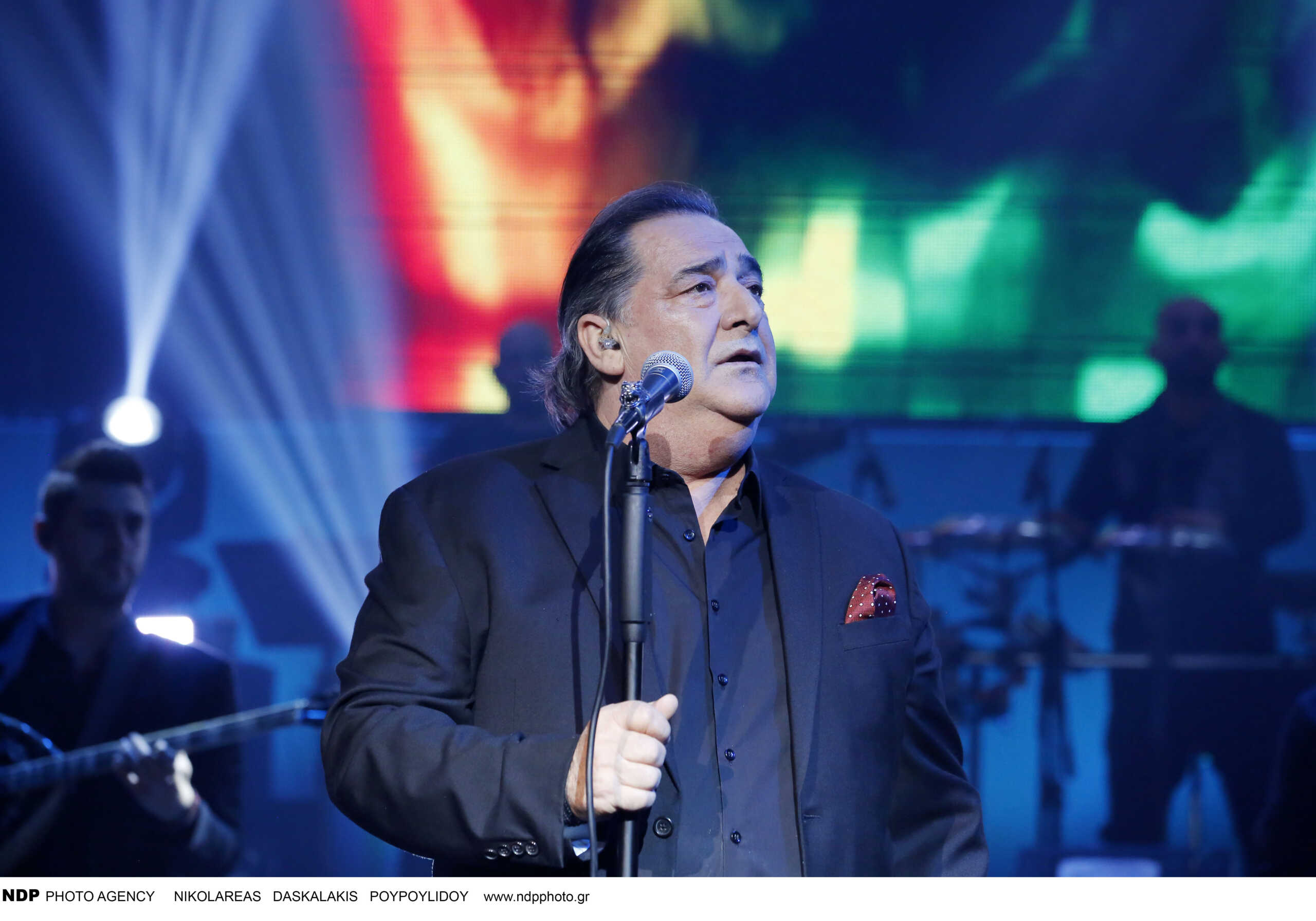 Βασίλης Καρράς: «Απ’ τον Βορρά μέχρι τον Νότο» – Η Θεσσαλονίκη αποχαιρετά τον κορυφαίο λαϊκό τραγουδιστή