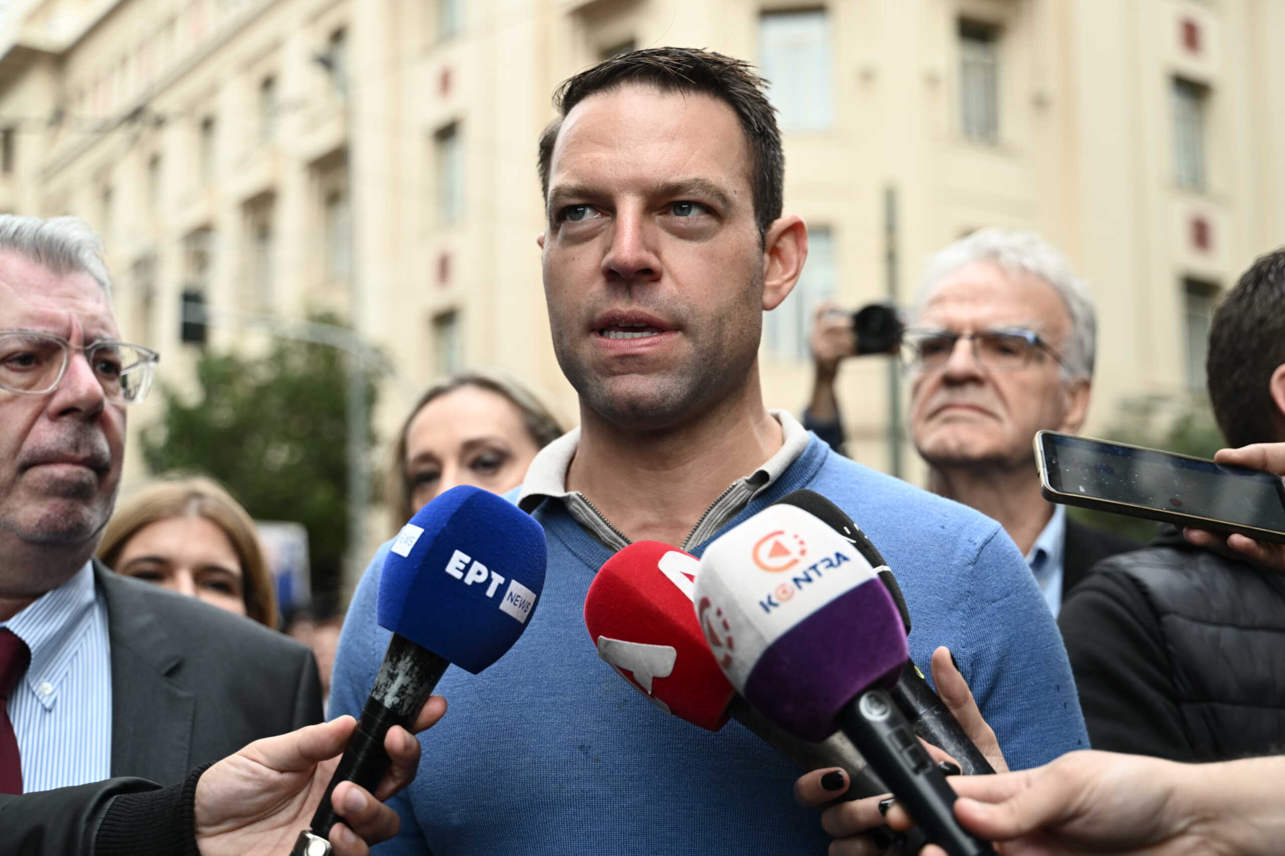 Ο πρόεδρος του ΣΥΡΙΖΑ - Προοδευτική Συμμαχία Στέφανος Κασσελάκης στην συγκέντρωση διαμαρτυρίας από αυτοαπασχολούμενους ελεύθερους επαγγελματίες, επιστήμονες και μικρομεσαίες επιχειρήσεις για το νέο φορολογικό νομοσχέδιο της κυβέρνησης, στην πλατεία Κοραή, Τετάρτη 22 Νοεμβρίου 2023. 
(ΤΑΤΙΑΝΑ ΜΠΟΛΑΡΗ