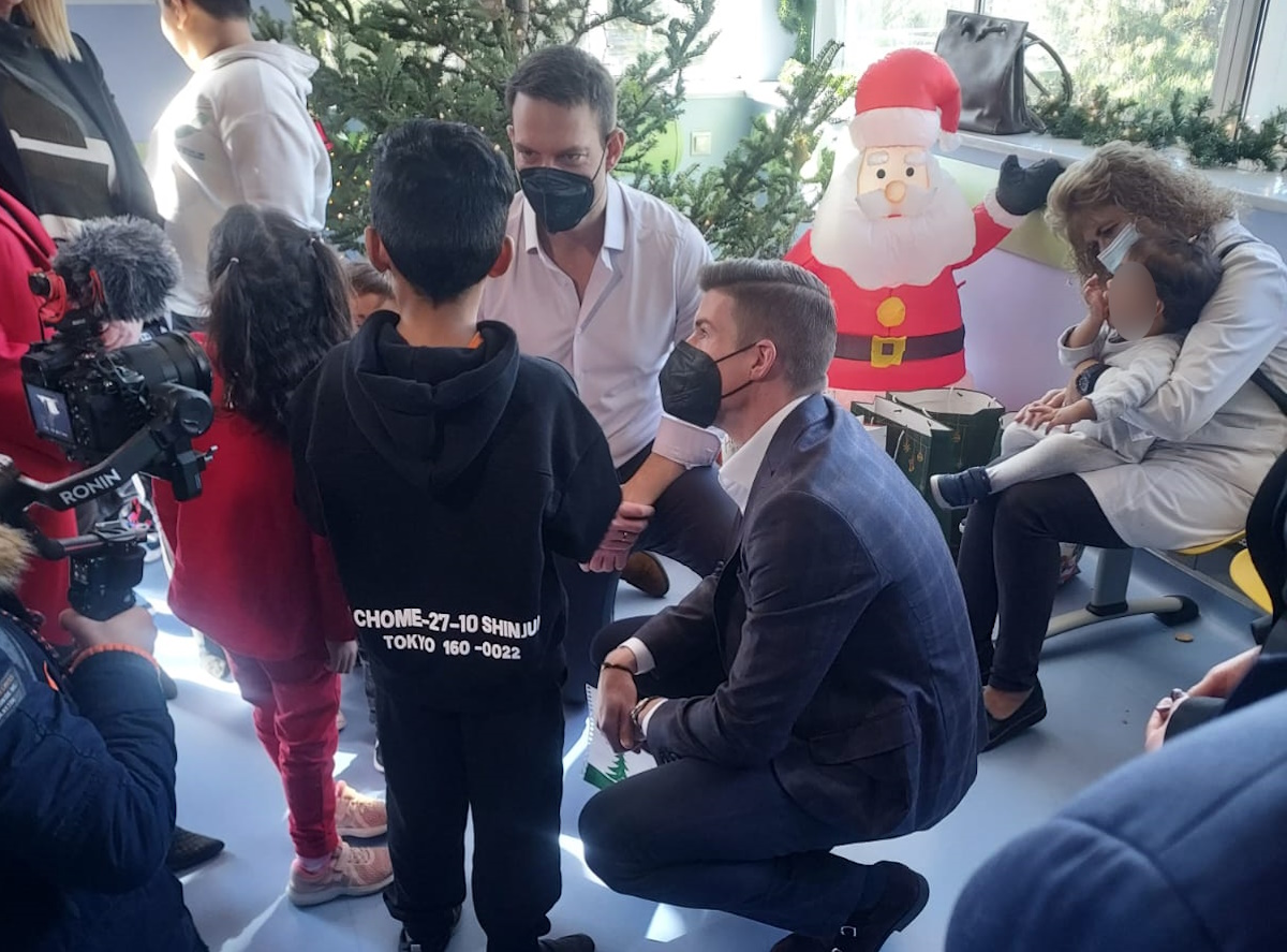 Ο Στέφανος Κασσελάκης στο νοσοκομείο Παίδων «Αγλαΐα Κυριακού» μαζί με τον Τάιλερ Μακμπέθ