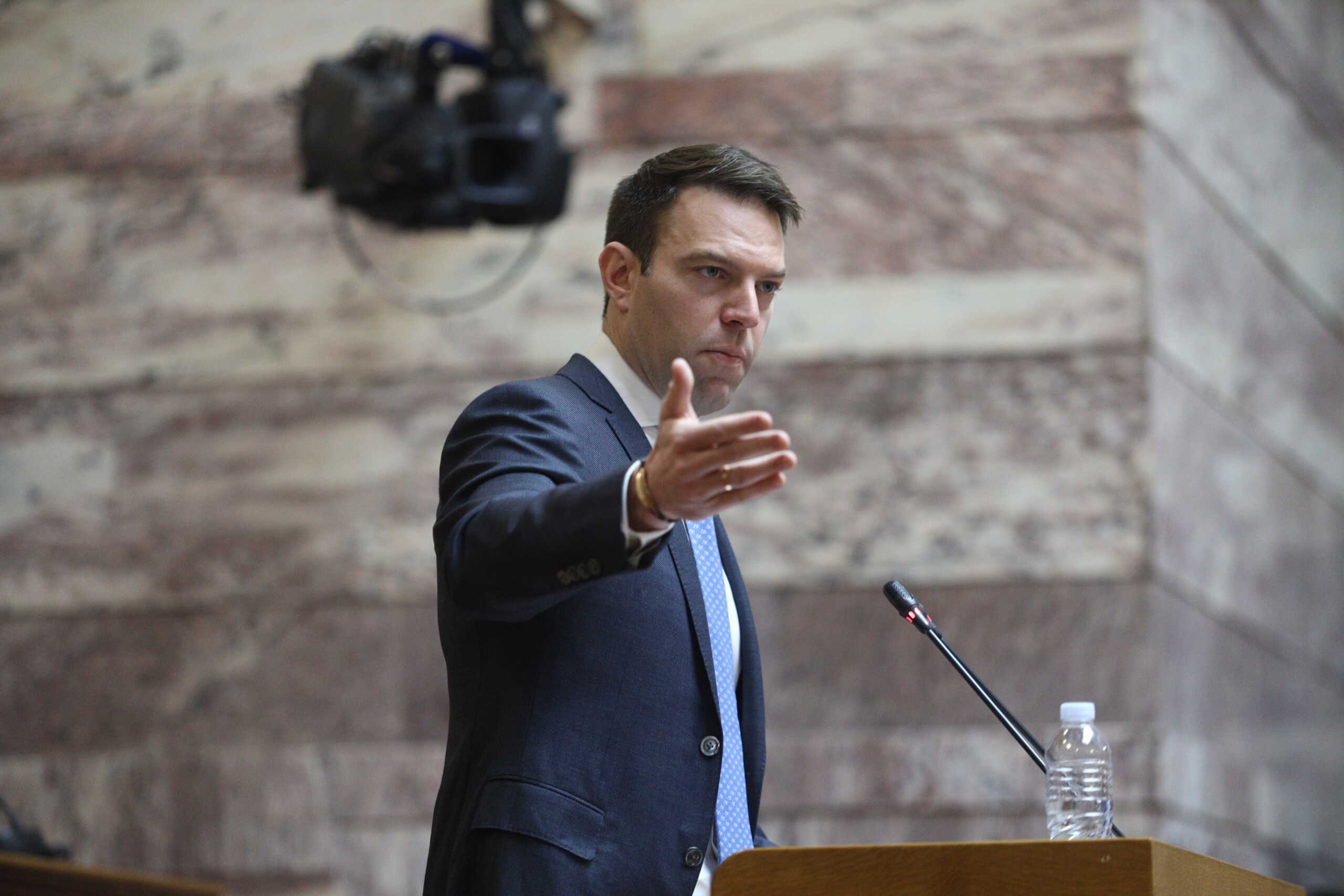 Κασσελάκης για τη ροζ σημαία: Η τέχνη επιτρέπεται να παίζει και με τα χρώματα των εθνικών συμβόλων