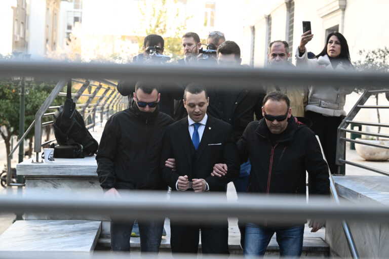 Με χειροπέδες στο δημαρχείο της Αθήνας ο Κασιδιάρης για να ορκιστεί δημοτικός σύμβουλος