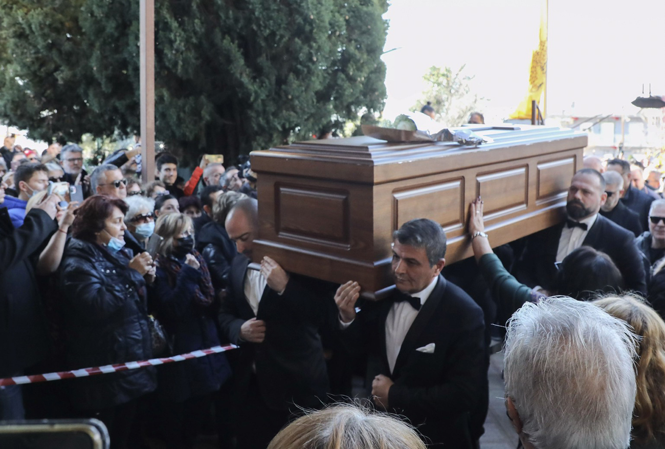 Βασίλης Καρράς: Βαθιά υπόκλιση στον λαϊκό τραγουδιστή – Λαοθάλασσα στην ταφή του  στο Κοκκινοχώρι Καβάλας