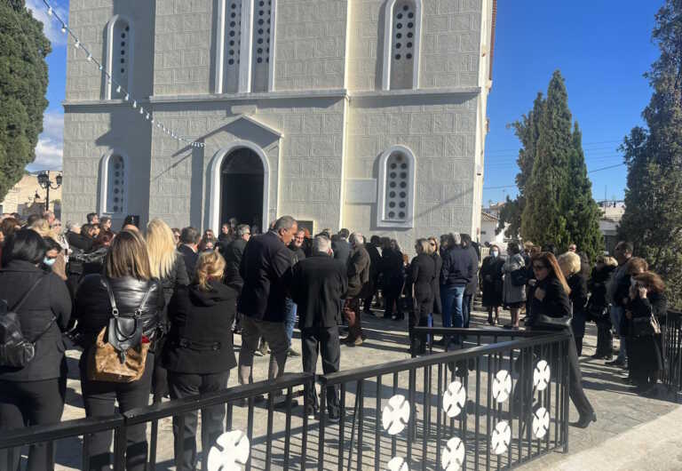Ράγισαν καρδιές στην κηδεία της 43χρονης που δολοφόνησε ο 71χρονος μέσα στο σπίτι της στη Σαλαμίνα