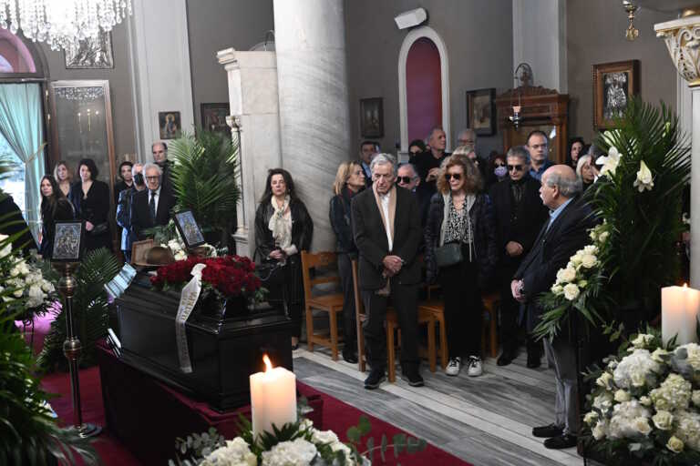 Κηδεύεται με το αγαπημένο του καπέλο ο Βασίλης Βασιλικός – Συγκινημένος ο φίλος του Κώστας Γαβράς, παρών και ο Κασσελάκης