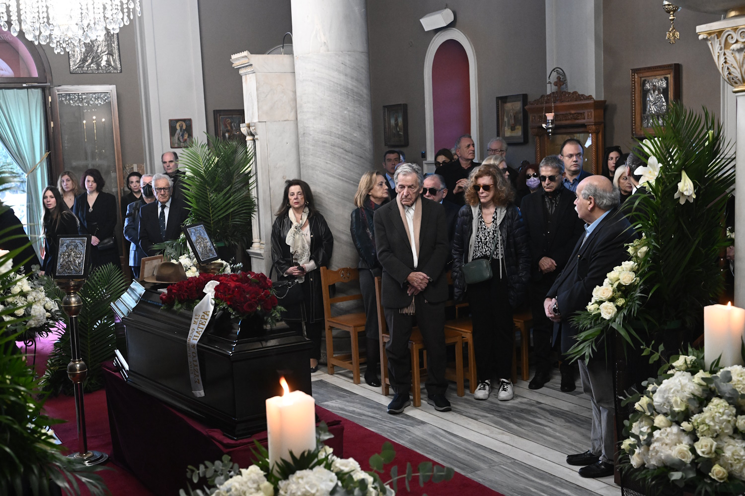 Κηδεία του συγγραφέα Βασίλη Βασιλικού,  στο Α' Νεκροταφείο, Δευτέρα 4 Δεκεμβρίου 2023. Ο εμβληματικός συγγραφέας, έφυγε από τη ζωή σε ηλικία 89 ετών την Πέμπτη 30 Νοεμβρίου. Ο Βασίλης Βασιλικός υπήρξε ένας από τους δέκα πιο μεταφρασμένους έλληνες συγγραφείς (βάσει δεδομένων της UNESCO), με τα βιβλία του να έχουν μεταφραστεί σε 33 γλώσσες σε όλο τον κόσμο, καθώς και στη γραφή Μπράιγ. Το μυθιστόρημα-ντοκουμέντο "Ζ" για τη δολοφονία του Γρηγόρη Λαμπράκη, το οποίο μεταφέρθηκε στον κινηματογράφο από τον σκηνοθέτη Κώστα Γαβρά που το μετέτρεψε σε θρυλική ταινία, είναι ένα βιβλίο - σύμβολο της ελληνικής λογοτεχνίας.
(ΤΑΤΙΑΝΑ ΜΠΟΛΑΡΗ