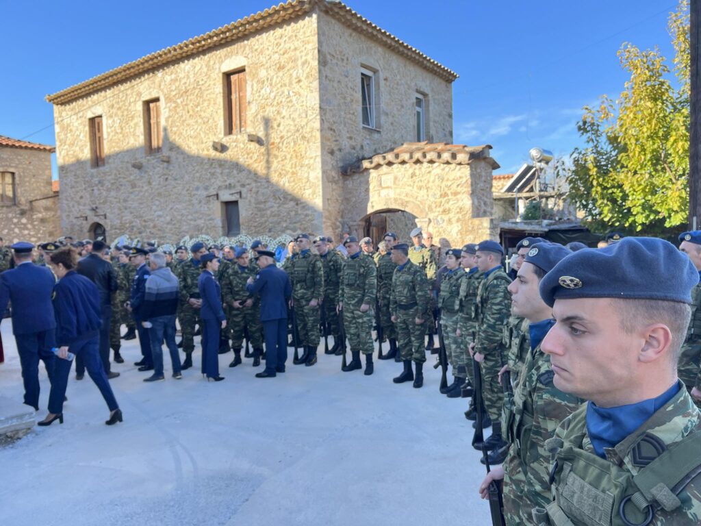 Μεσσηνία: Ραγίζουν καρδιές στην κηδεία του ήρωα επισμηναγού Επαμεινώνδα Κωστέα