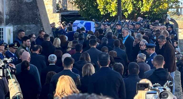 Ράγισαν καρδιές στην κηδεία του ήρωα επισμηναγού Επαμεινώνδα Κωστέα - Τραγική φιγούρα η γυναίκα του