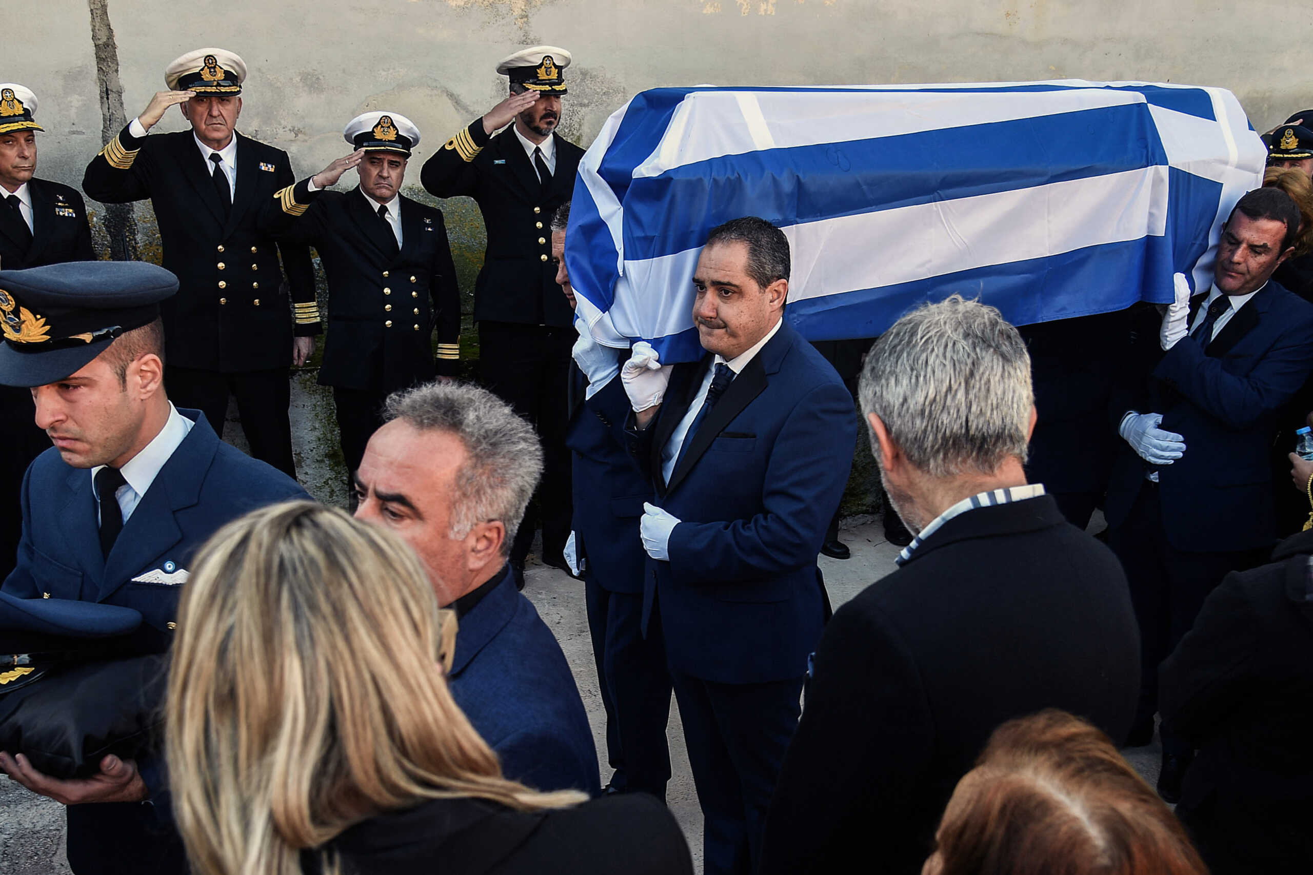 Κηδεία Επαμεινώνδα Κωστέα: «Άξιος, Αθάνατος» – Ράγισαν καρδιές για τον 40χρονο πιλότο