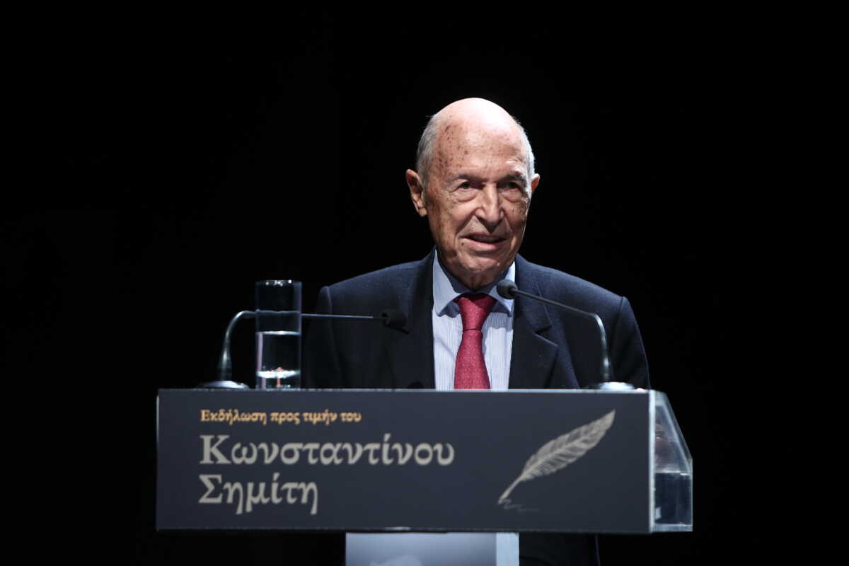 Εκδήλωση προς τιμήν του πρώην Πρωθυπουργού Κώστα Σημίτη, που οργάνωσε το ΔΙΚΤΥΟ για τη Μεταρρύθμιση στην Ελλάδα και την Ευρώπη, το Ινστιτούτο Ζακ Ντελόρ και το ηλεκτρονικό περιοδικό Μεταρρύθμιση, με την υποστήριξη του Οικονομικού Φόρουμ Δελφών, στο Ίδρυμα Μείζονος Ελληνισμού, Δευτέρα 6 Νοεμβρίου 2023.
(ΒΑΣΙΛΗΣ ΡΕΜΠΑΠΗΣ
