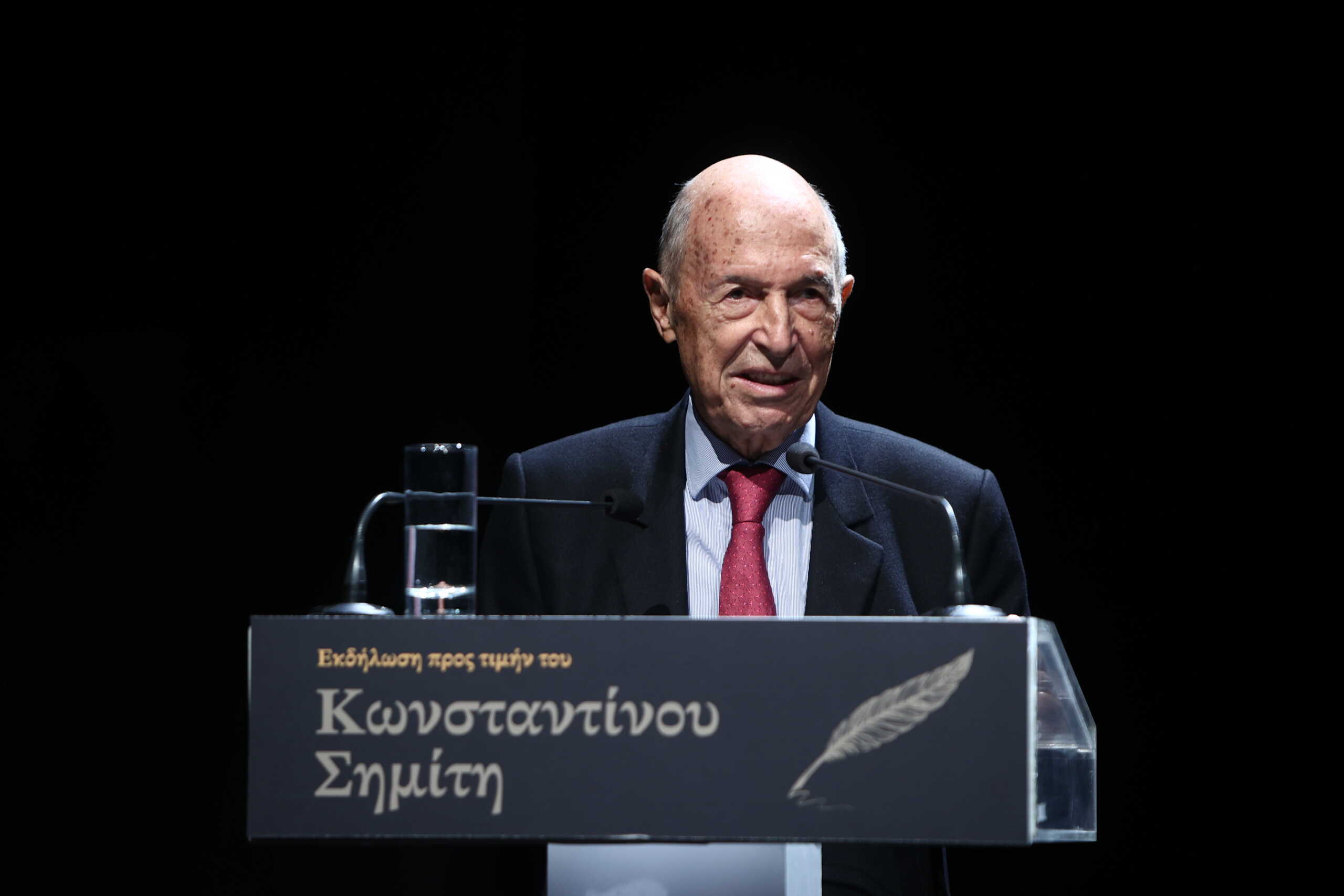 Εκδήλωση προς τιμήν του πρώην Πρωθυπουργού Κώστα Σημίτη, που οργάνωσε το ΔΙΚΤΥΟ για τη Μεταρρύθμιση στην Ελλάδα και την Ευρώπη, το Ινστιτούτο Ζακ Ντελόρ και το ηλεκτρονικό περιοδικό Μεταρρύθμιση, με την υποστήριξη του Οικονομικού Φόρουμ Δελφών, στο Ίδρυμα Μείζονος Ελληνισμού, Δευτέρα 6 Νοεμβρίου 2023.
(ΒΑΣΙΛΗΣ ΡΕΜΠΑΠΗΣ