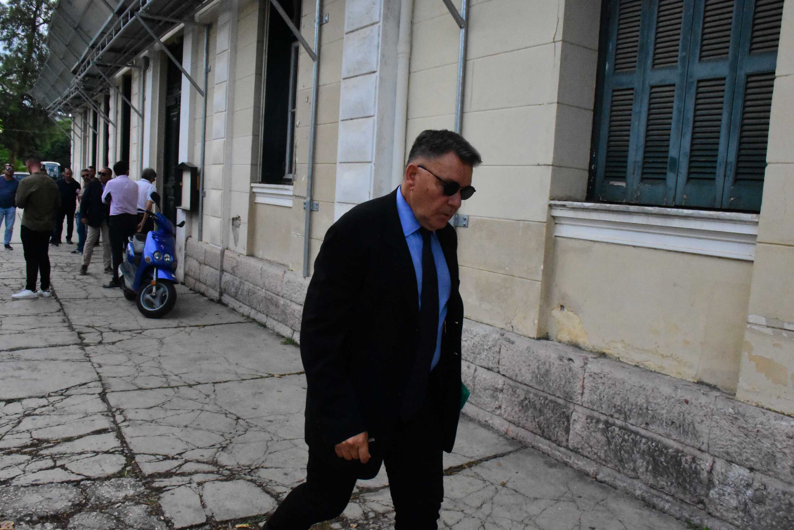 Ναύπλιο -Δίκη για τα ασφαλιστικά μέτρα που κατέθεσε ο πρόεδρος του Δικηγορικού Συλλόγου και υποψήφιος Δήμαρχος Δημήτρης Ορφανός κατά του Δημάρχου Ναυπλιέων Δημήτρη Κωστουρού. Ο κ. Ορφανός προχώρησε σε ασφαλιστικά μέτρα γιατί ο νυν δήμαρχος πετούσε επανειλημμένος σκουπίδια και περιττώματα στο σπίτι του. Στη φωτο ο δικηγόρος Αλέξης Κούγιας.  (ΒΑΣΙΛΗΣ ΠΑΠΑΔΟΠΟΥΛΟΣ