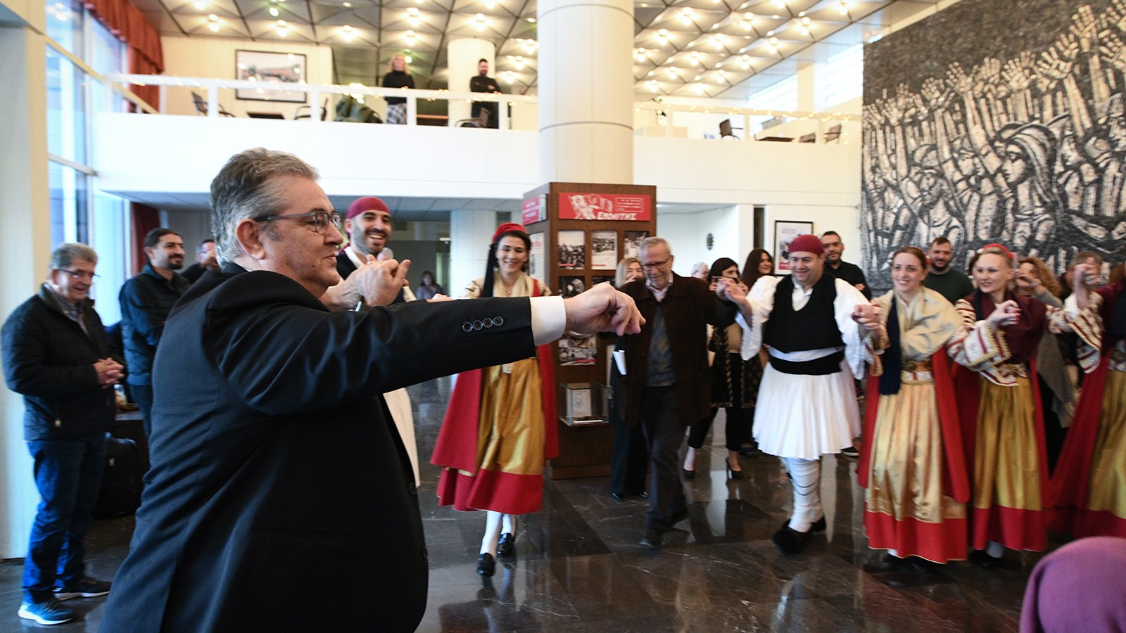 Χριστουγεννιάτικα κάλαντα και γλέντι στον Περισσό – Έσυρε το χορό και μίλησε τσακώνικα ο Κουτσούμπας