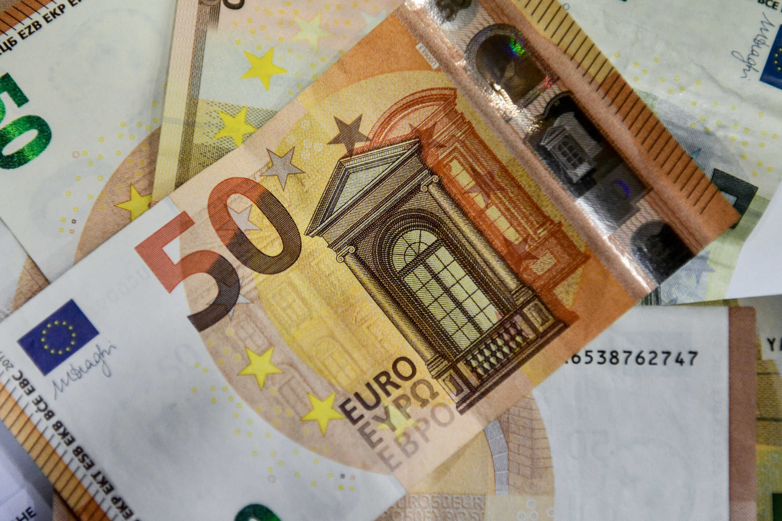 Λογαριασμοί ΔΕΚΟ,ΔΕΗ και ΕΥΔΑΠ και χαρτονομίσματα ευρώ, Πέμπτη 4 Νοεμβρίου 2021  (ΤΑΤΙΑΝΑ ΜΠΟΛΑΡΗ