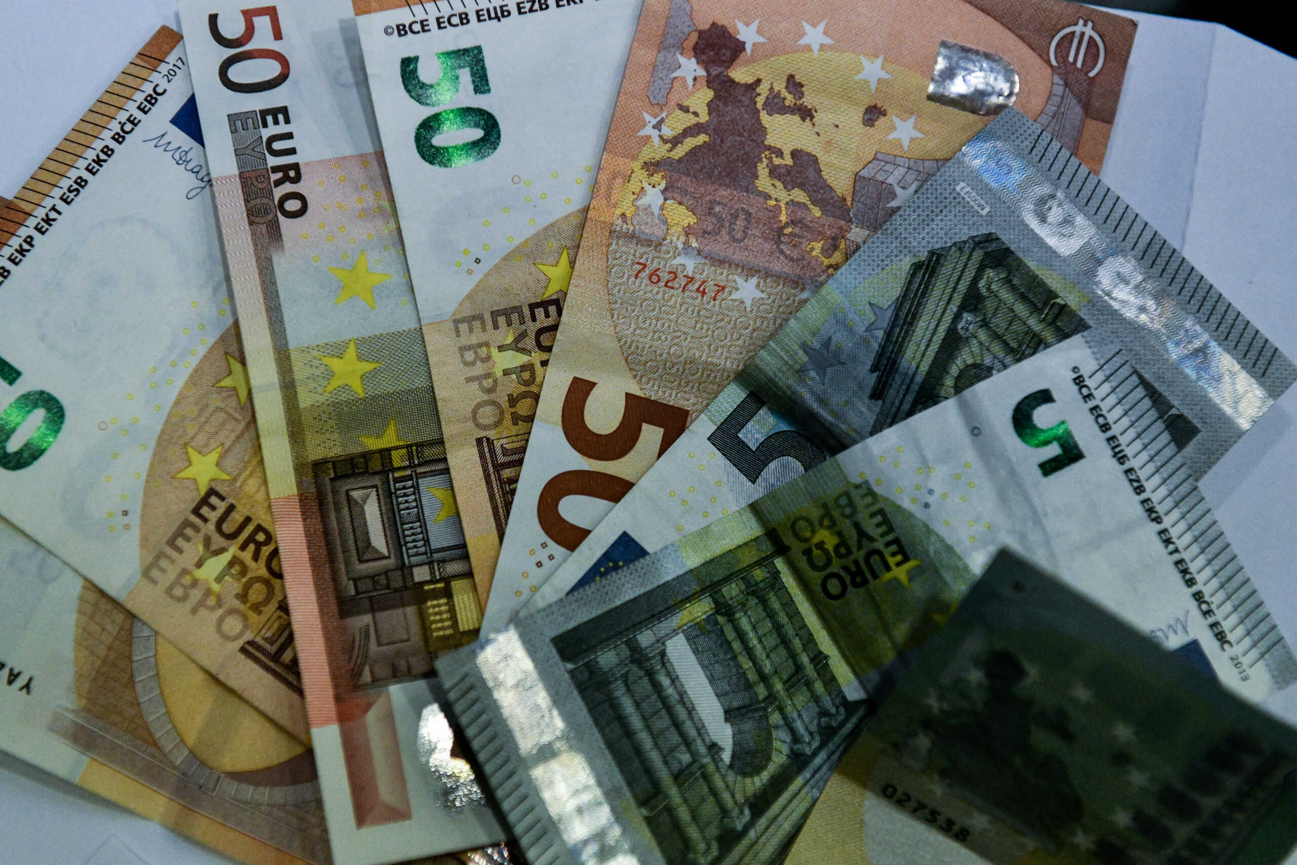 Λογαριασμοί ΔΕΚΟ,ΔΕΗ και ΕΥΔΑΠ και χαρτονομίσματα ευρώ, Πέμπτη 4 Νοεμβρίου 2021  (ΤΑΤΙΑΝΑ ΜΠΟΛΑΡΗ