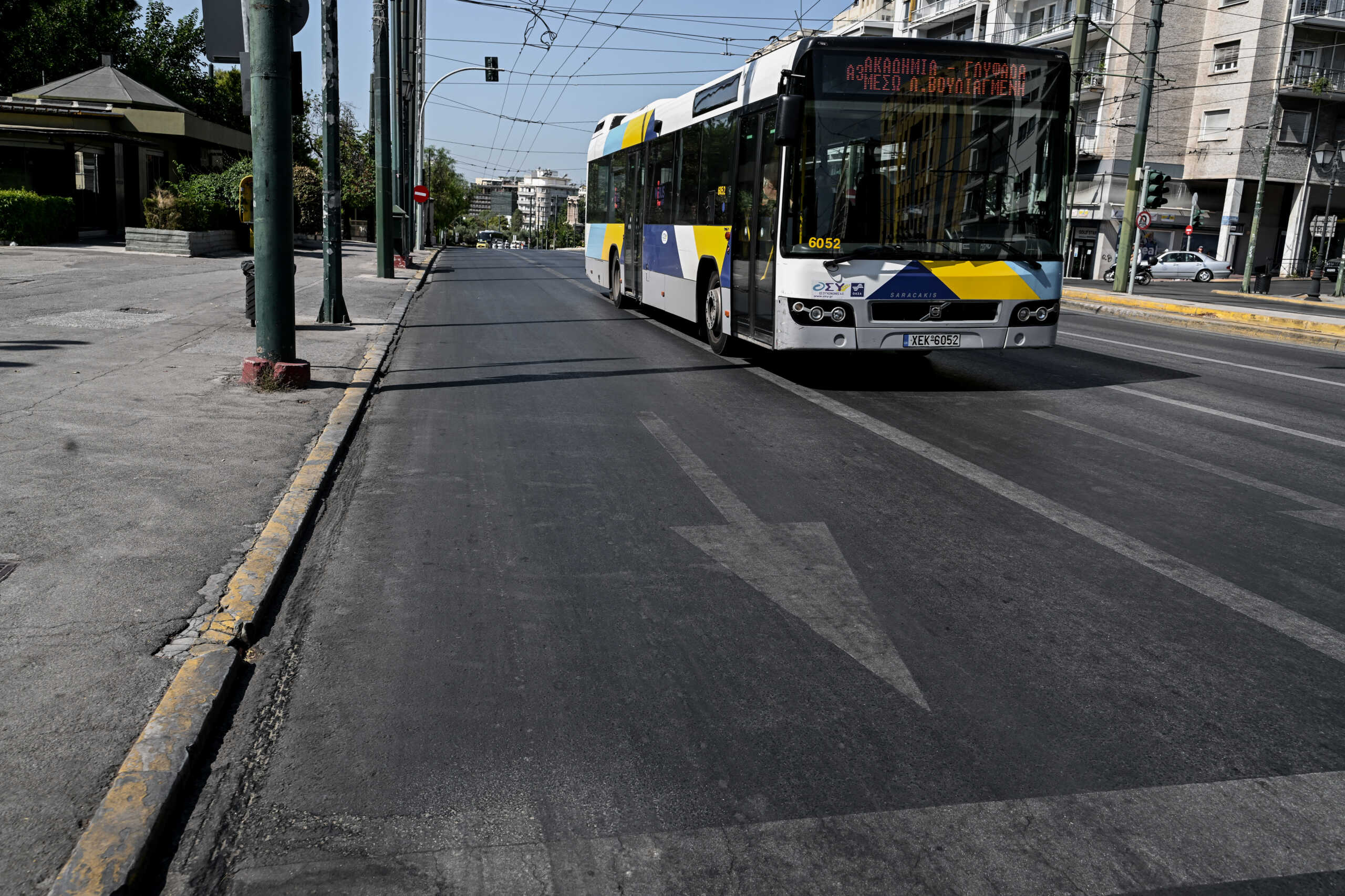 Μια γυναίκα πηδάει από το παράθυρο λεωφορείου για να αποφύγει τον έλεγχο και το πρόστιμο