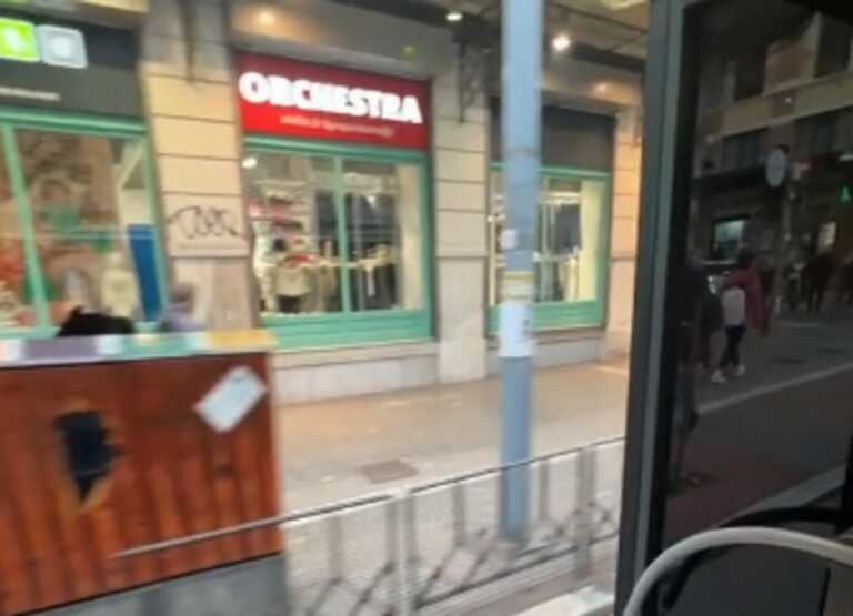 Βίντεο με λεωφορείο του ΟΑΣΘ να επιταχύνει με ανοιχτές τις πόρτες σε κεντρικό δρόμο της Θεσσαλονίκης