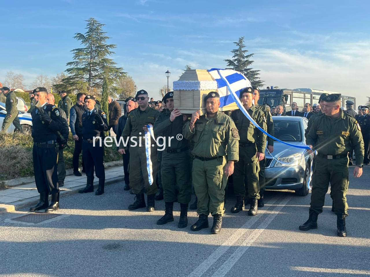 Γιώργος Λυγγερίδης: Οδύνη και βαθιά συγκίνηση στην κηδεία του αστυνομικού που χτυπήθηκε από φωτοβολίδα