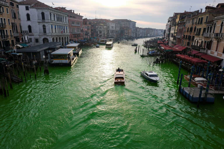 Ακτιβιστές πέταξαν μπογιά και έβαψαν πράσινη τη λιμνοθάλασσα της Βενετίας - Απίστευτες εικόνες