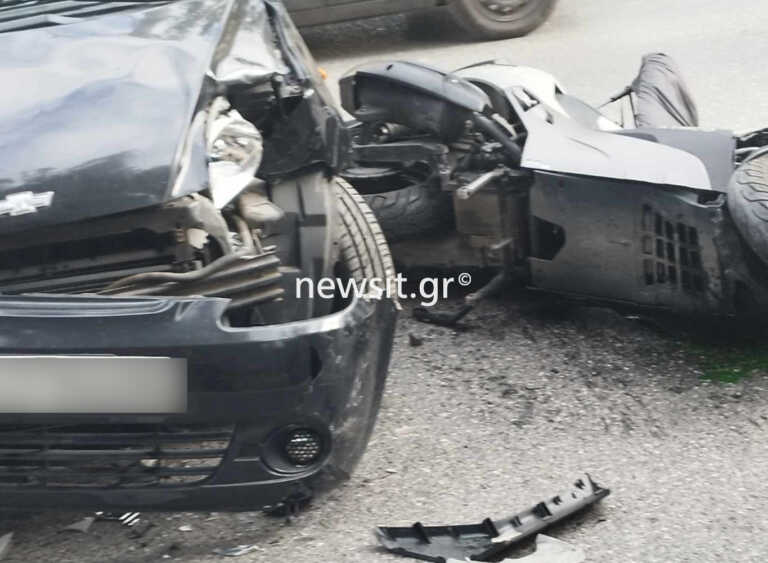Τροχαίο με τραυματία στη Λιοσίων - ΙΧ συγκρούστηκε με μηχανή - Σμπαράλια το αυτοκίνητο