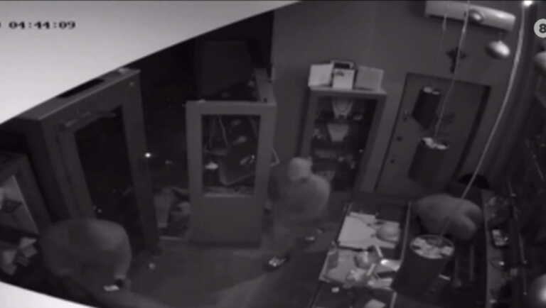 Βίντεο ντοκουμέντο από χτύπημα της «συμμορίας των 8» στο Πόρτο Ράφτη – Πώς λήστεψαν κοσμηματοπωλείο
