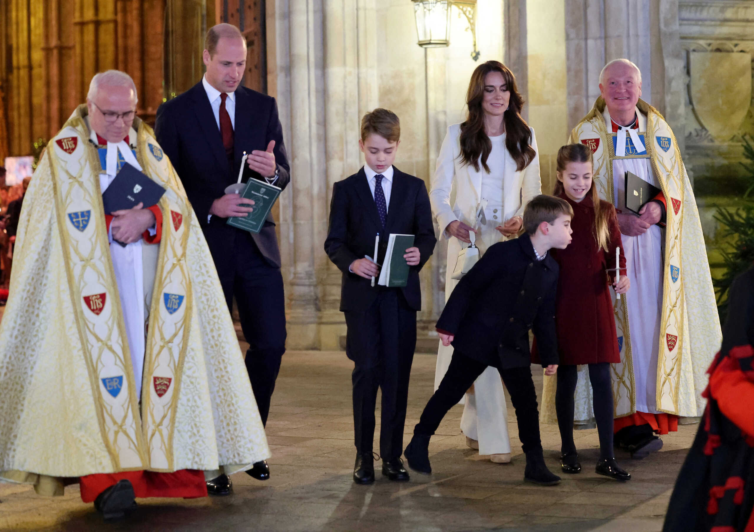 Βρετανία: Ρεσιτάλ του «σκανδαλιάρη» πρίγκιπα Λούις σε λειτουργία – Έσβησε το κερί της αδελφής του