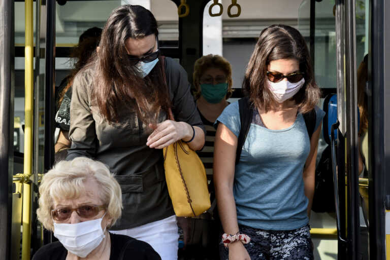 Η έξαρση κρουσμάτων κορονοϊού φέρνει σύσταση για χρήση μάσκας σε ΜΜΜ, κλειστούς χώρους, νοσοκομεία