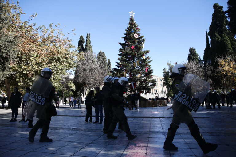 ΜΑΤ φυλάνε το χριστουγεννιάτικο δέντρο στο Σύνταγμα κατά τη διάρκεια της πορείας για τον Αλέξανδρο Γρηγορόπουλο