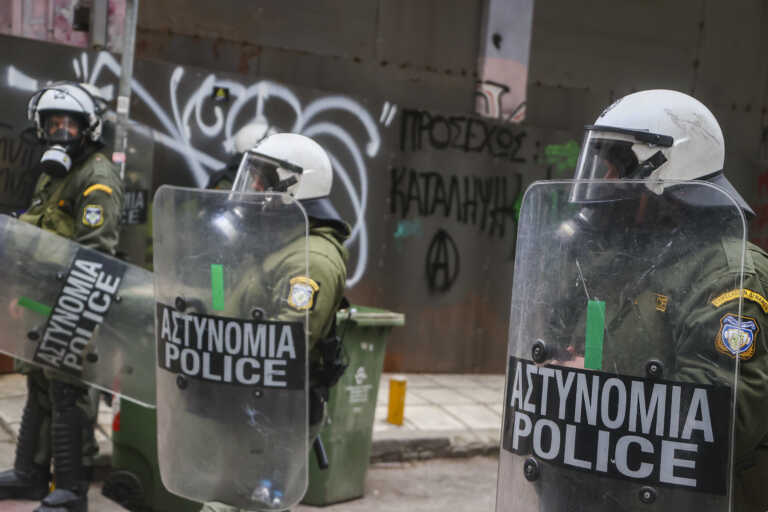 Επεισόδια στα Πατήσια μεταξύ αστυνομικών και μελών ομάδας που έκανε ανακατάληψη κτιρίου - 17 προσαγωγές 