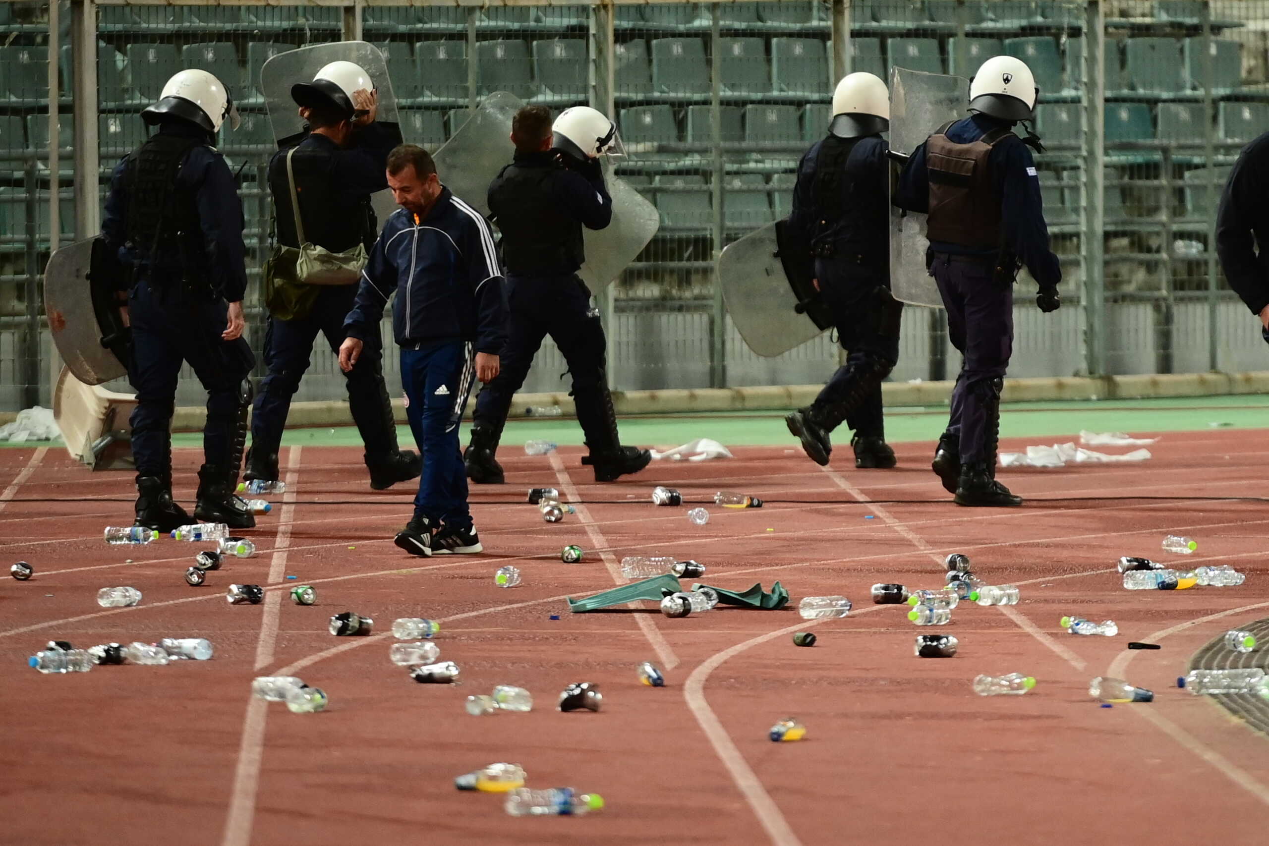 Βόλος – Ολυμπιακός: Εικόνες χάους στο Πανθεσσαλικό με κόσμο και παίκτες να υποφέρουν από τα δακρυγόνα