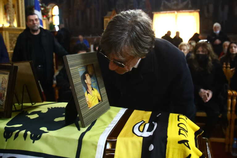 Κηδεία Κώστα Νεστορίδη: Η οικογένεια της ΑΕΚ αποχαιρέτησε τον θρυλικό Νέστορα