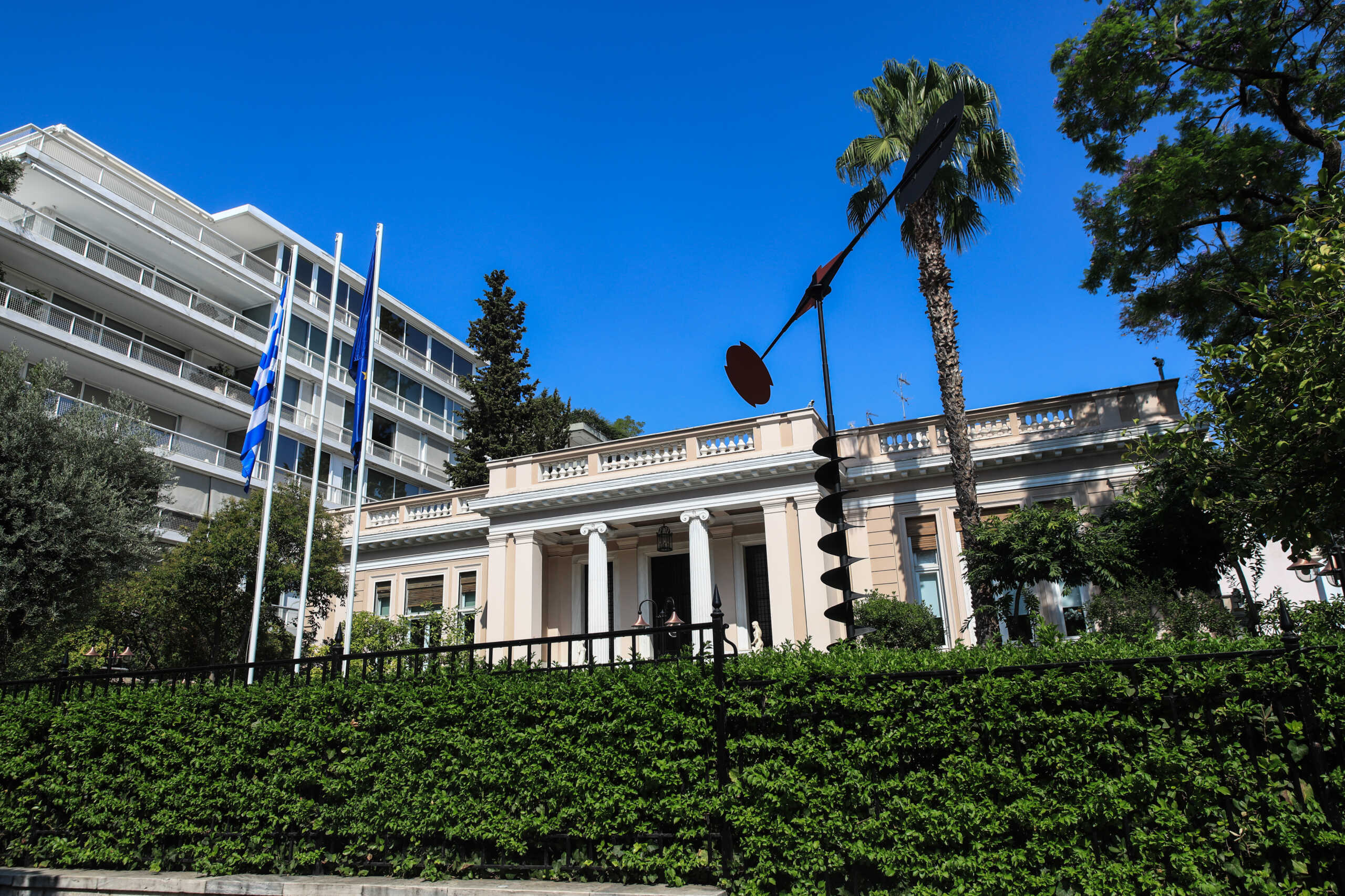 Συνάντηση του Πρωθυπουργού Κυριάκου Μητσοτάκη με τον υφυπουργό Άμυνας και υποψήφιο Περιφερειάρχη Αττικής με τη στήριξη της Νέας Δημοκρατίας Νίκο Χαρδαλιά, Τρίτη 1 Αυγούστου 2023. 
(ΓΙΑΝΝΗΣ ΠΑΝΑΓΟΠΟΥΛΟΣ