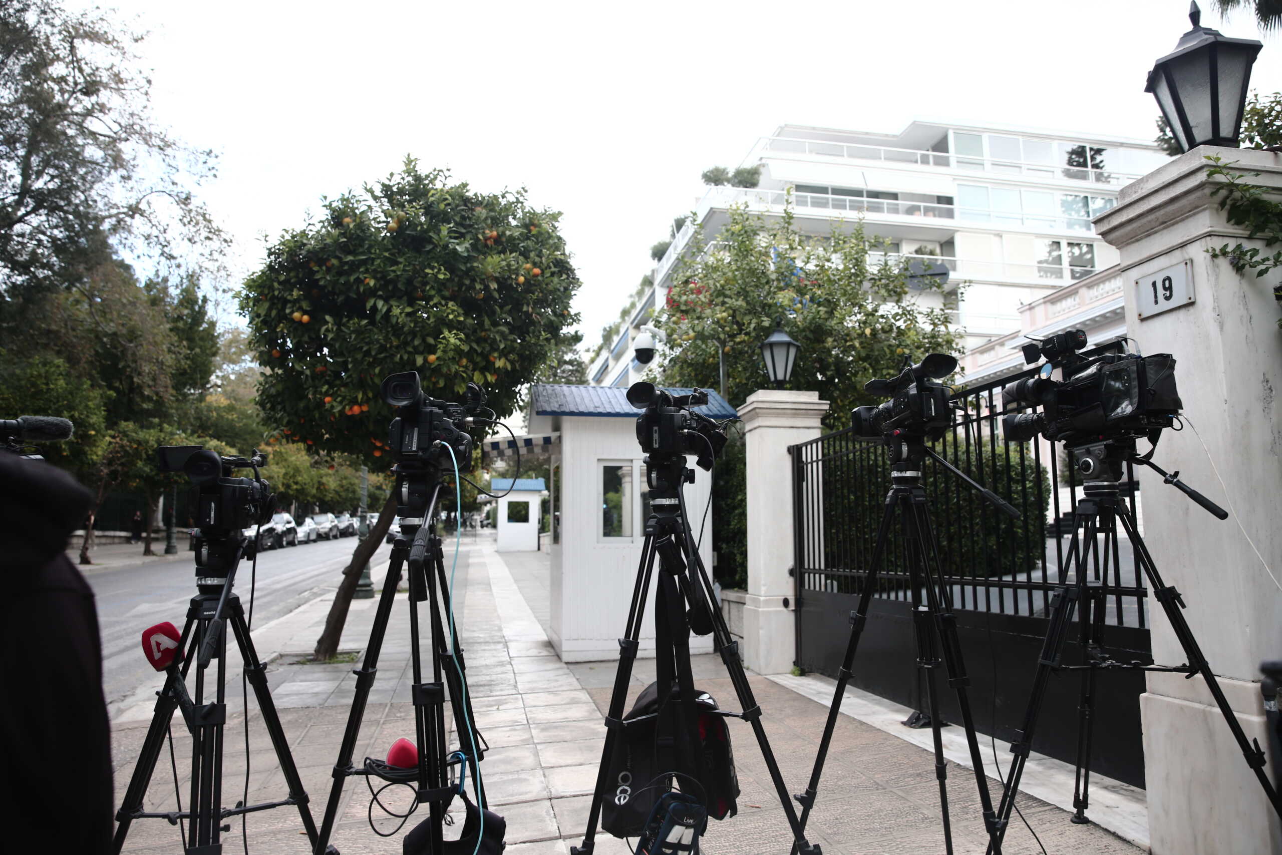 Σύσκεψη στο Μέγαρο Μαξίμου υπό τον πρωθυπουργό, Κυριάκο Μητσοτάκη, με αφορμή την οπαδική βία, μετά τον βαρύ τραυματισμό του 31χρονου αστυνομικού. Σάββατο 9 Δεκεμβρίου 2023   (ΚΩΣΤΑΣ ΤΖΟΥΜΑΣ