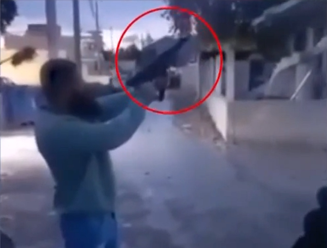 Μέγαρα: Ταυτοποιήθηκαν και οι 3 Ρομά που φαίνονταν σε βίντεο να πυροβολούν – Έχει συλληφθεί ο ένας