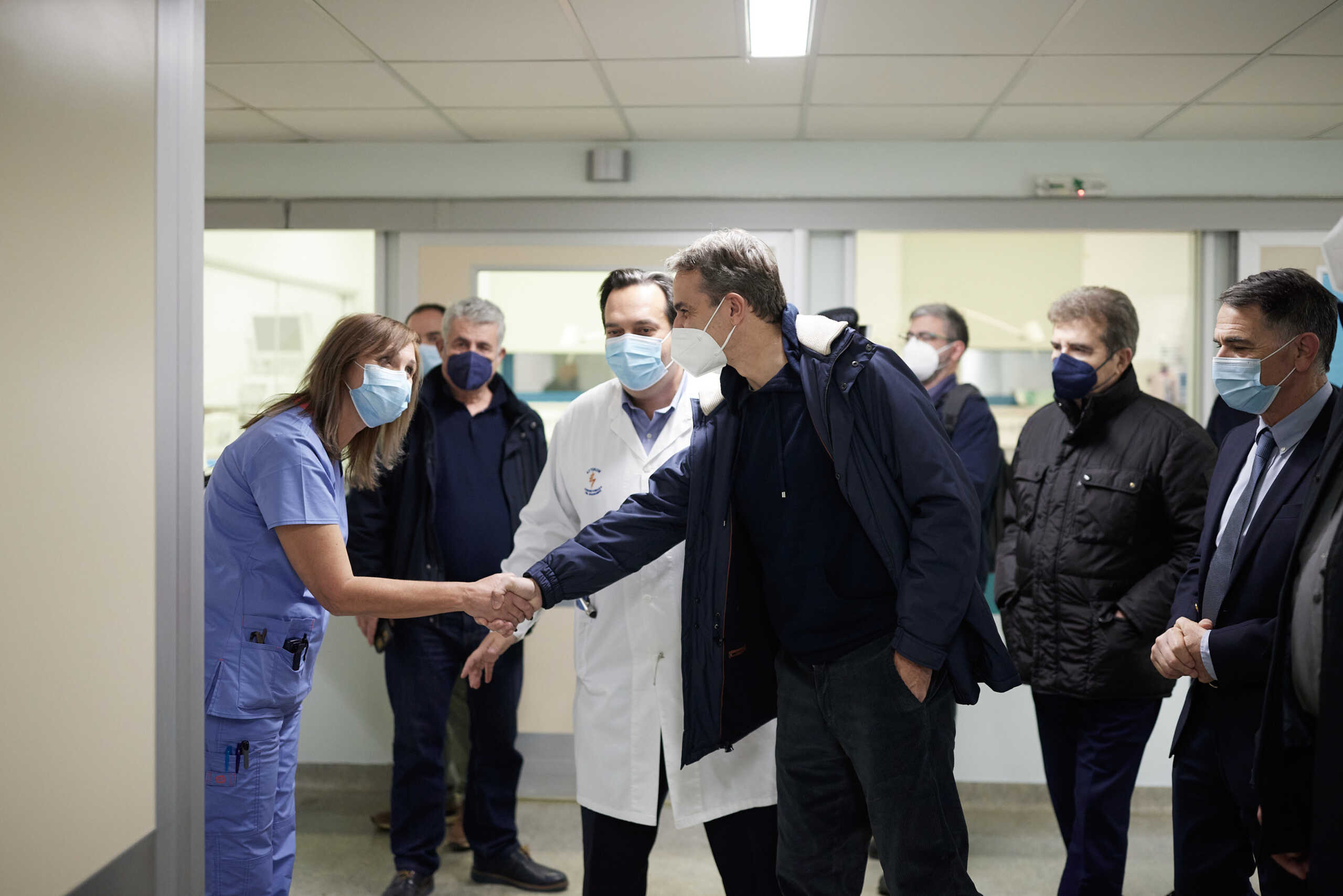 Ο Πρωθυπουργός Κυριάκος Μητσοτάκης επισκέφθηκε το Πανεπιστημιακό Γενικό Νοσοκομείο «Αττικόν», όπου έχει συγκροτηθεί μία από τις δύο πρώτες εκ των 19 Μονάδων Αυξημένης Φροντίδας για ασθενείς με αγγειακά εγκεφαλικά επεισόδια στο Εθνικό Σύστημα Υγείας.  Πέμπτη 21 Δεκεμβρίου 2023 (ΔΗΜΗΤΡΗΣ ΠΑΠΑΜΗΤΣΟΣ