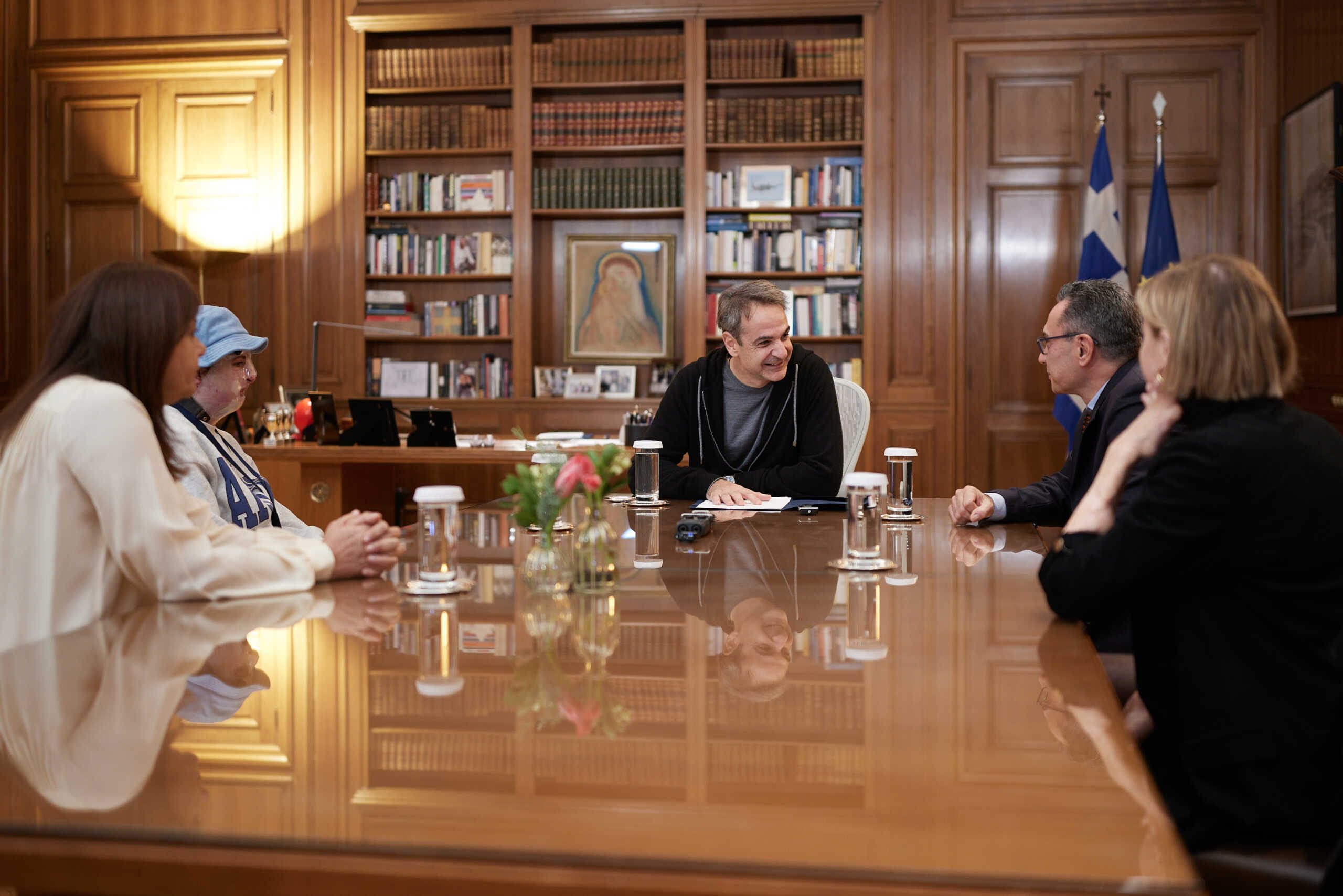 Ο Πρωθυπουργός Κυριάκος Μητσοτάκης, με αφορμή την Πανελλήνια Ημέρα Πρόληψης Εγκαυμάτων, είχε συνάντηση στο Μέγαρο Μαξίμου με τις εγκαυματίες Βικτώρια Αντόνοβα και Αντριέλα Γκιόκα και με τους συνιδρυτές της Ελληνικής Οργάνωσης για το Έγκαυμα και τους Εγκαυματίες «Salvia», Αλέξανδρο Ανδρονόπουλο και Μαρίνα Καρύδα. Σάββατο 16 Δεκεμβρίου 2023  (ΔΗΜΗΤΡΗΣ ΠΑΠΑΜΗΤΣΟΣ