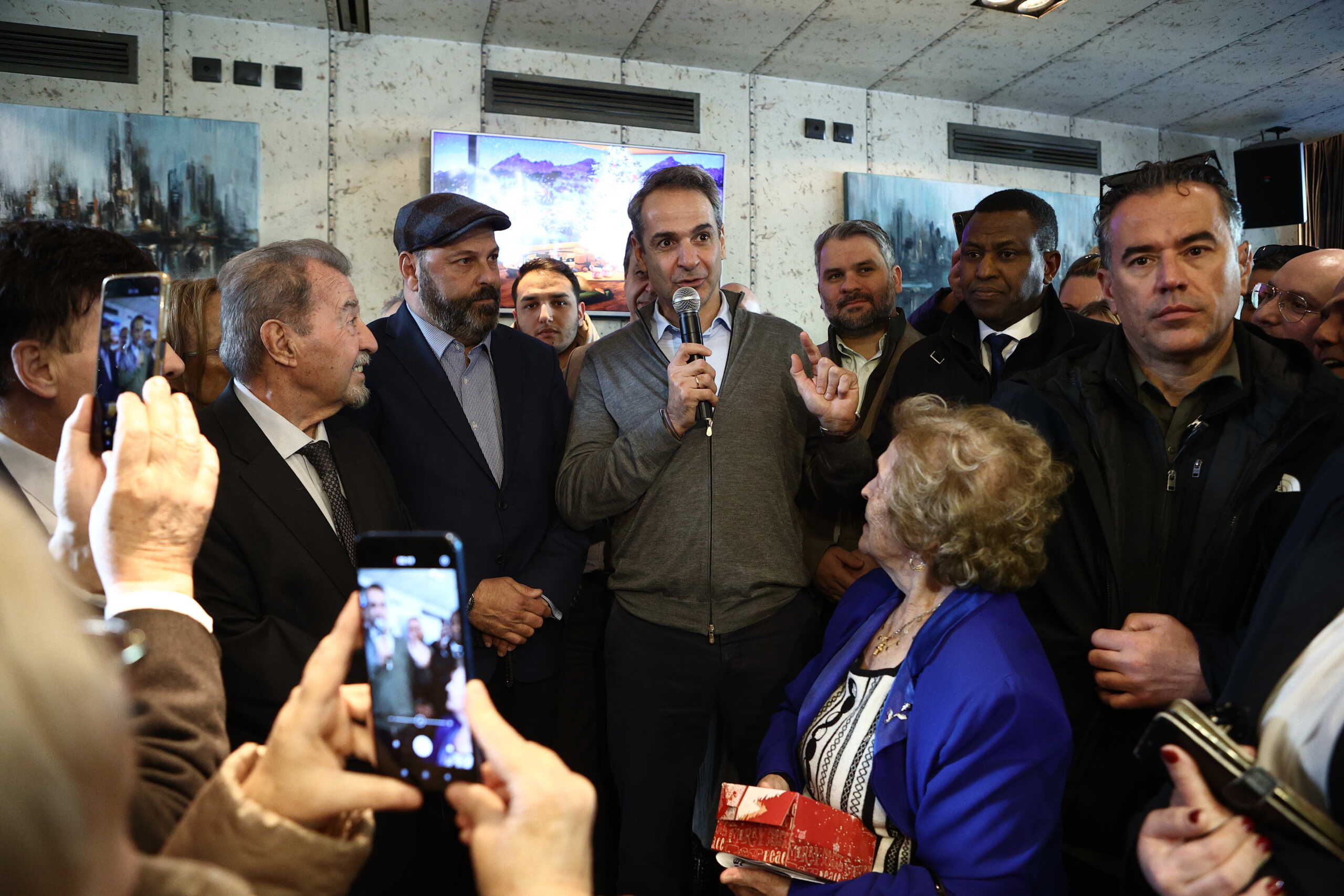Ο πρωθυπουργός Κυριάκος Μητσοτάκης συνομιλεί με πολίτες σε καφετέρια στο Πέραμα, Τρίτη 19 Δεκεμβρίου 2023. 
(ΒΑΣΙΛΗΣ ΡΕΜΠΑΠΗΣ