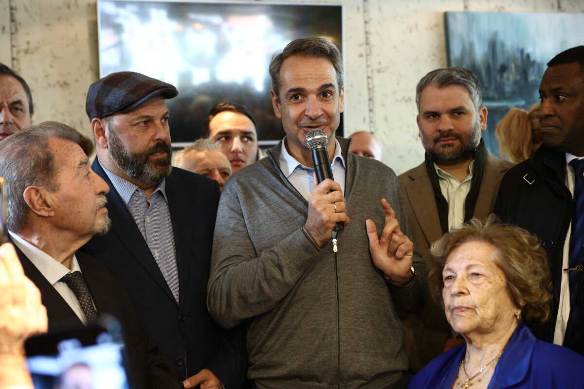 Ο πρωθυπουργός Κυριάκος Μητσοτάκης συνομιλεί με πολίτες σε καφετέρια στο Πέραμα, Τρίτη 19 Δεκεμβρίου 2023. 
(ΒΑΣΙΛΗΣ ΡΕΜΠΑΠΗΣ