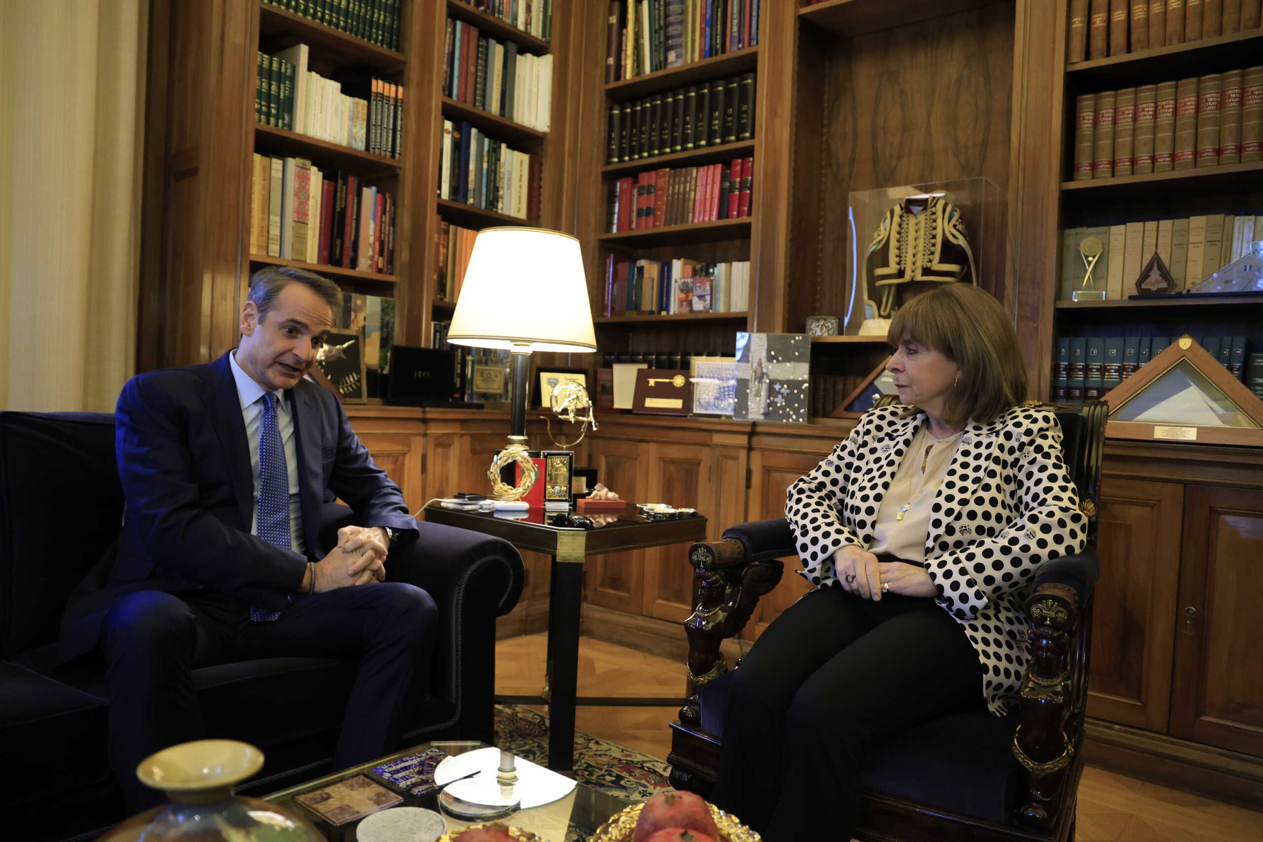 Συνάντηση της Προέδρου της Δημοκρατίας Κατερίνας Σακελλαροπούλου με τον Πρωθυπουργό Κυριάκο Μητσοτάκη, Παρασκευή 22 Δεκεμβρίου 2023. 
(ΓΙΩΡΓΟΣ ΚΟΝΤΑΡΙΝΗΣ