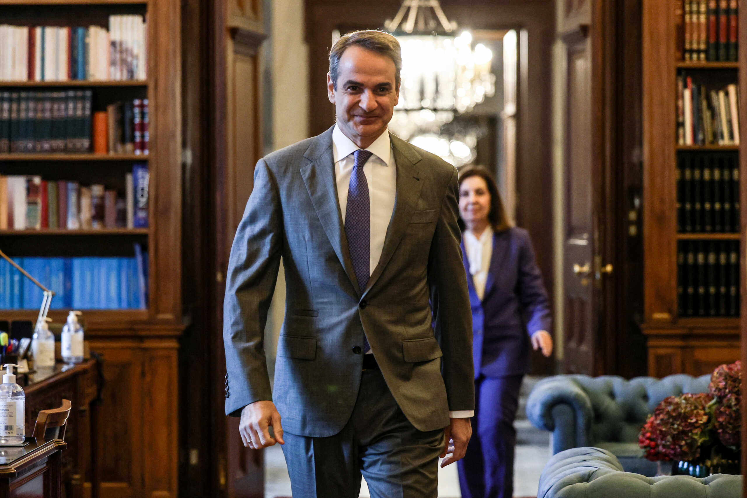 Greek prime minister Kyriakos Mitsotakis walks to meet with Greek president Katerina Sakellaropoulou at the presidential palace in Athens, Greece November 29, 2023. REUTERS